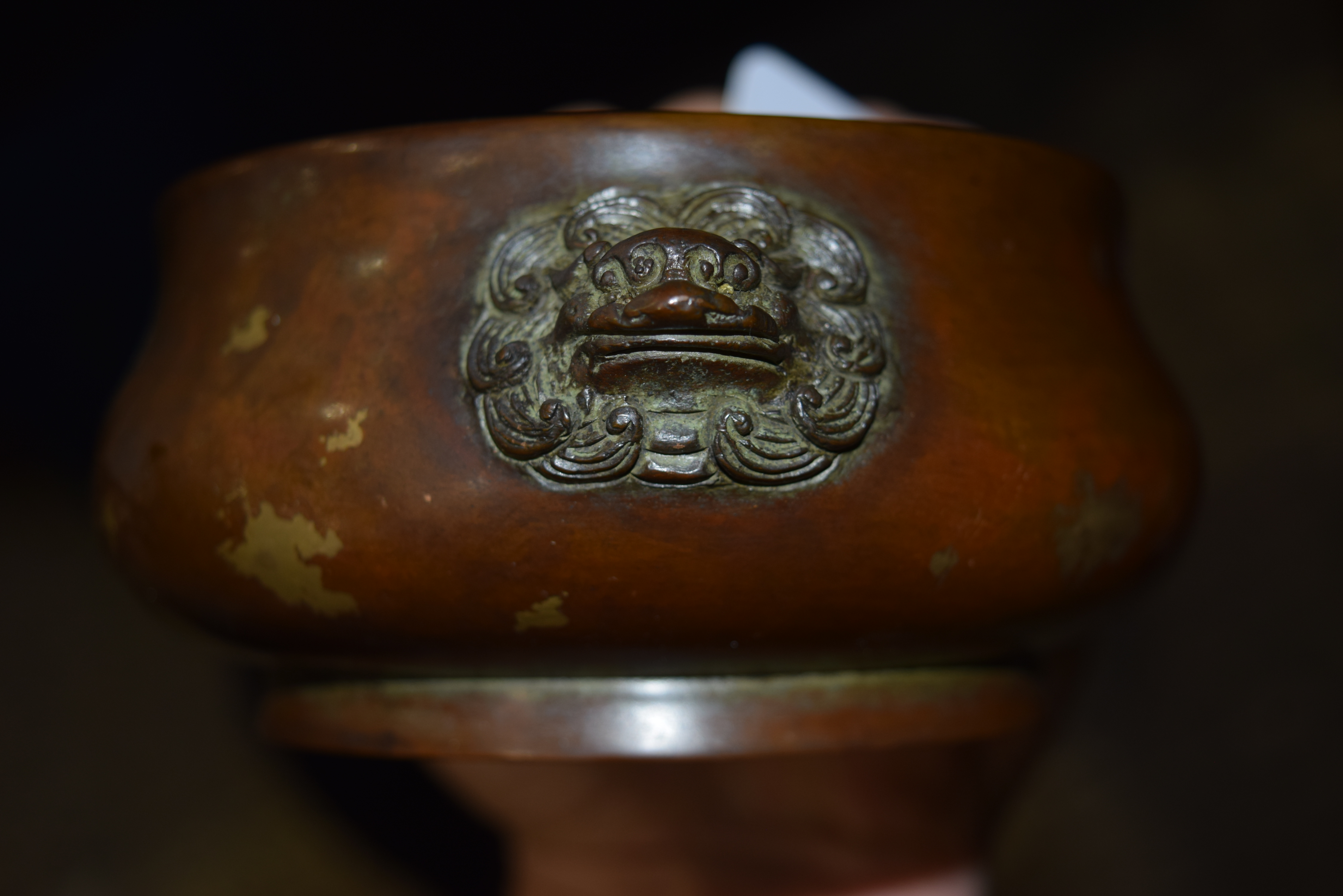 A CHINESE QING DYNASTY GOLD SPLASH BRONZE CENSER with Buddhistic lion handles. 15 cm wide, internal - Image 13 of 15