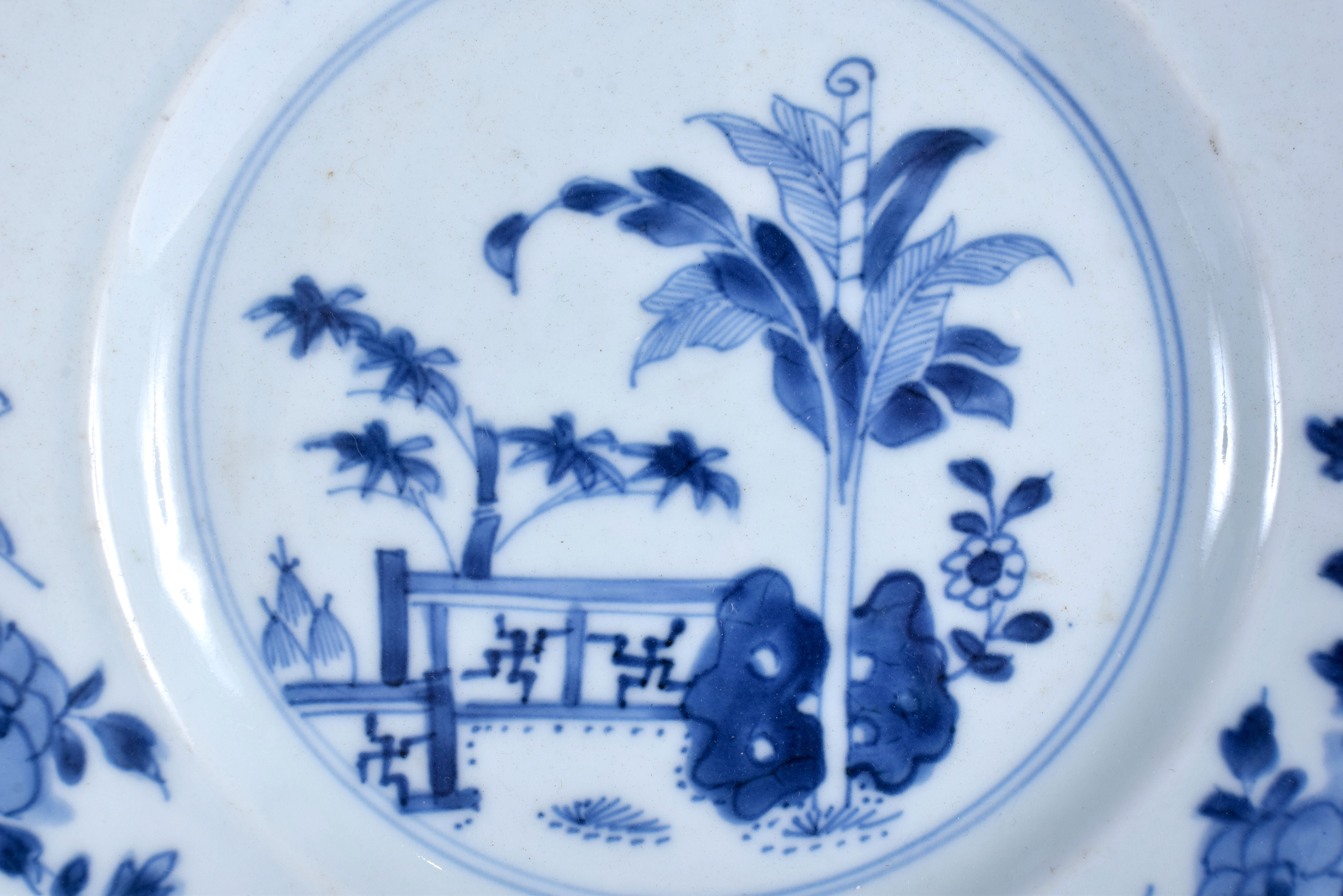 A PAIR OF 18TH CENTURY CHINESE EXPORT BLUE AND WHITE PORCELAIN PLATES Yongzheng/Qianlong. 22 cm diam - Image 2 of 4