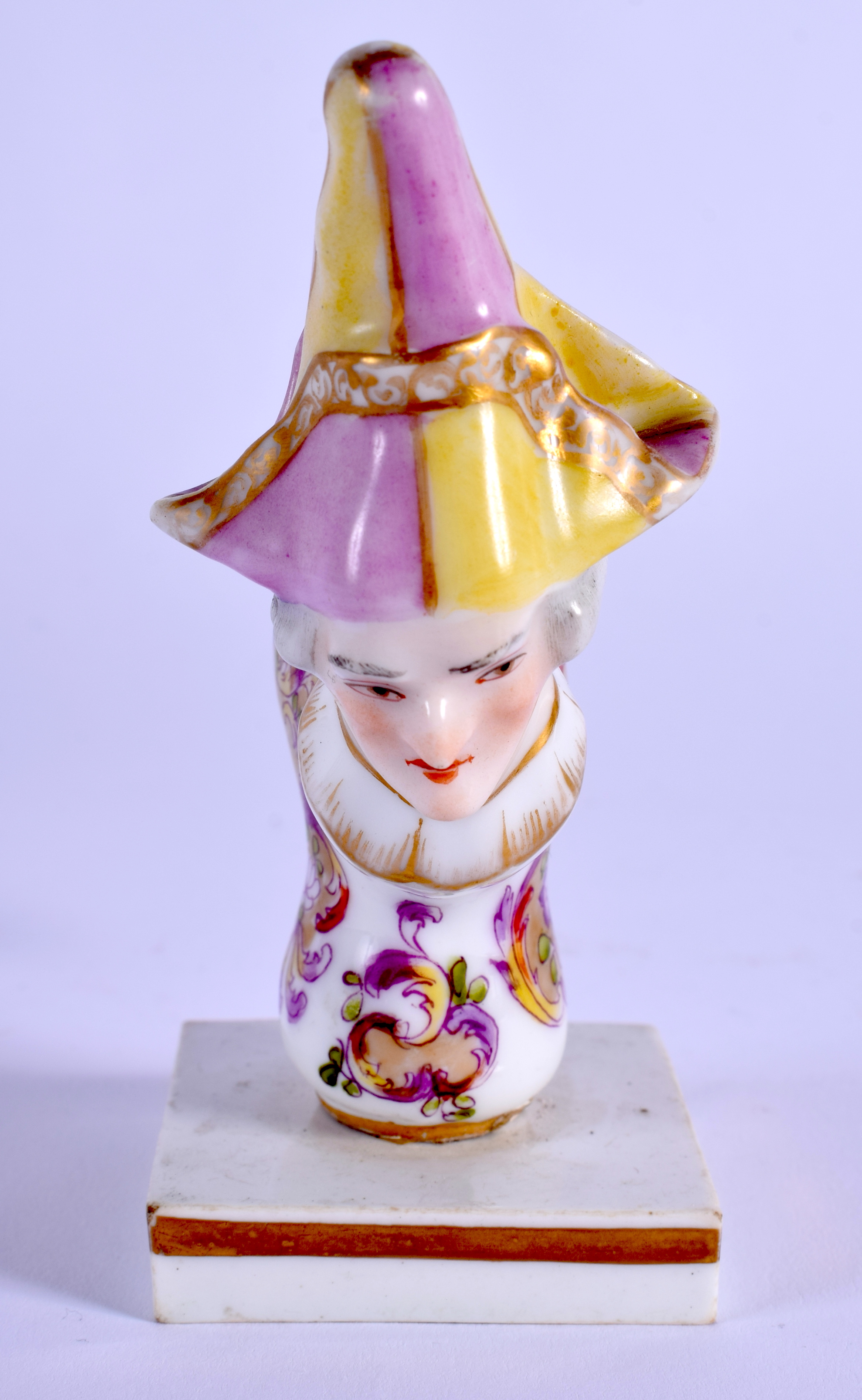 AN 18TH/19TH CENTURY CONTINENTAL PORCELAIN CANE HANDLE modelled in the Meissen style. 10 cm x 4.5 cm - Image 3 of 7