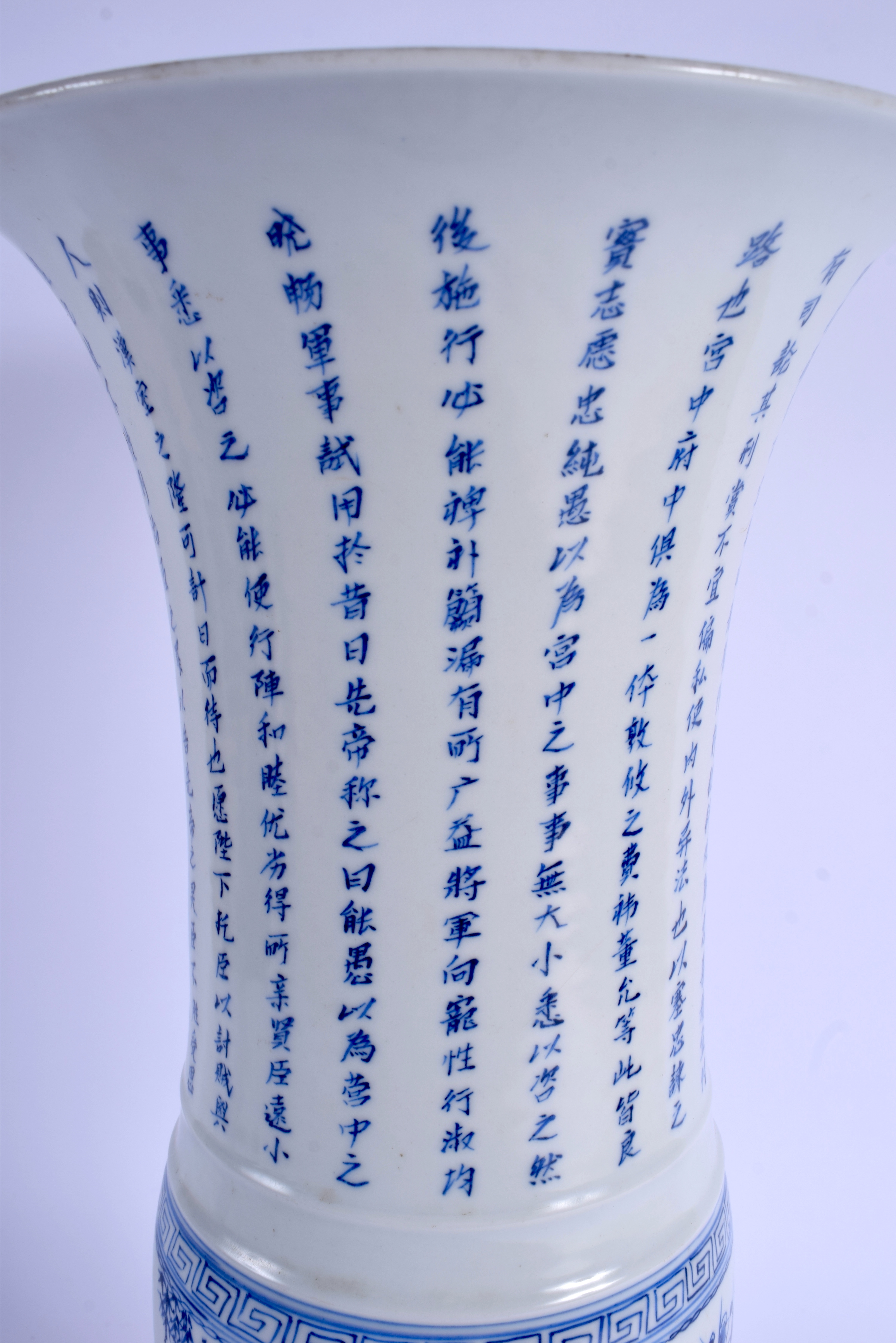 A LARGE CHINESE BLUE AND WHITE PORCELAIN GU SHAPED BEAKER VASE 20th Century, painted with birds, tre - Bild 7 aus 14