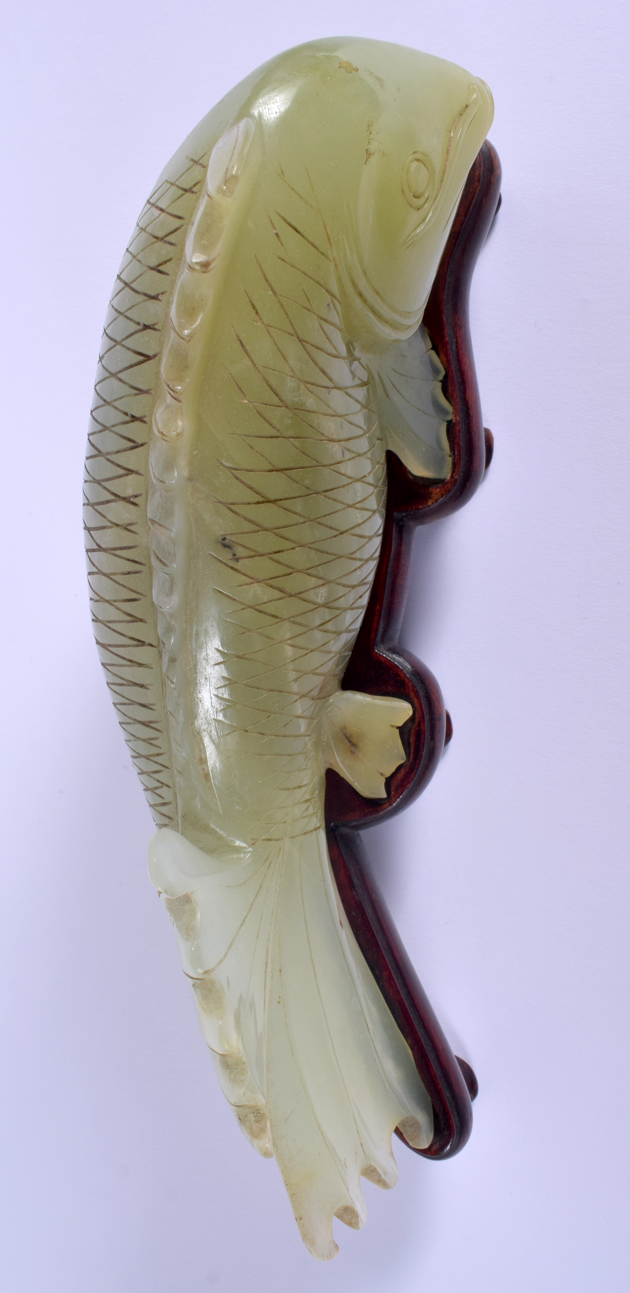 AN EARLY 20TH CENTURY CHINESE CARVED JADE FIGURE OF A FISH Late Qing, modelled upon a fitted hardwoo - Image 5 of 8