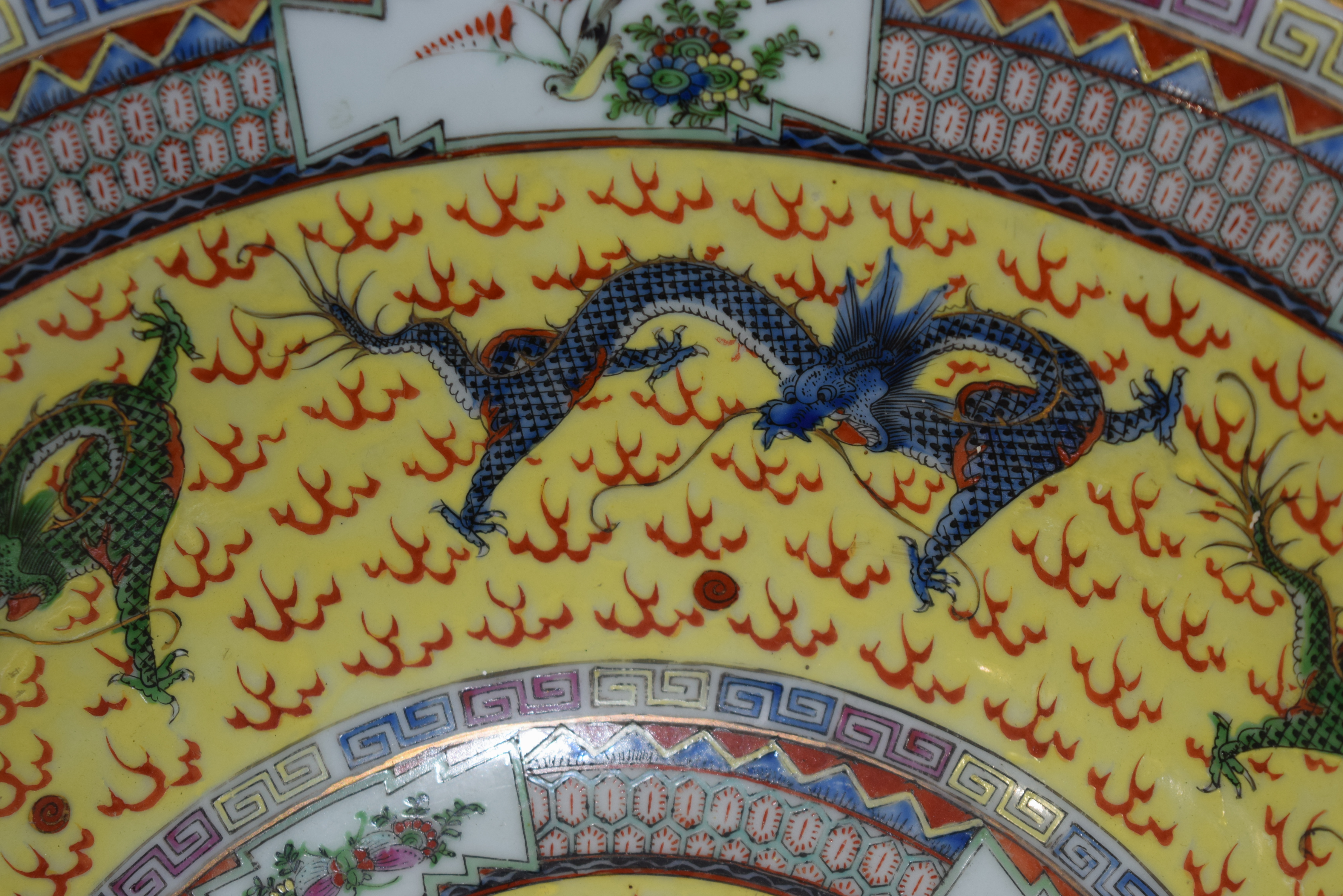 A LARGE 1930S CHINESE FAMILLE JAUNE PORCELAIN PUNCH BOWL Late Qing/Republic, painted with dragons an - Image 10 of 15