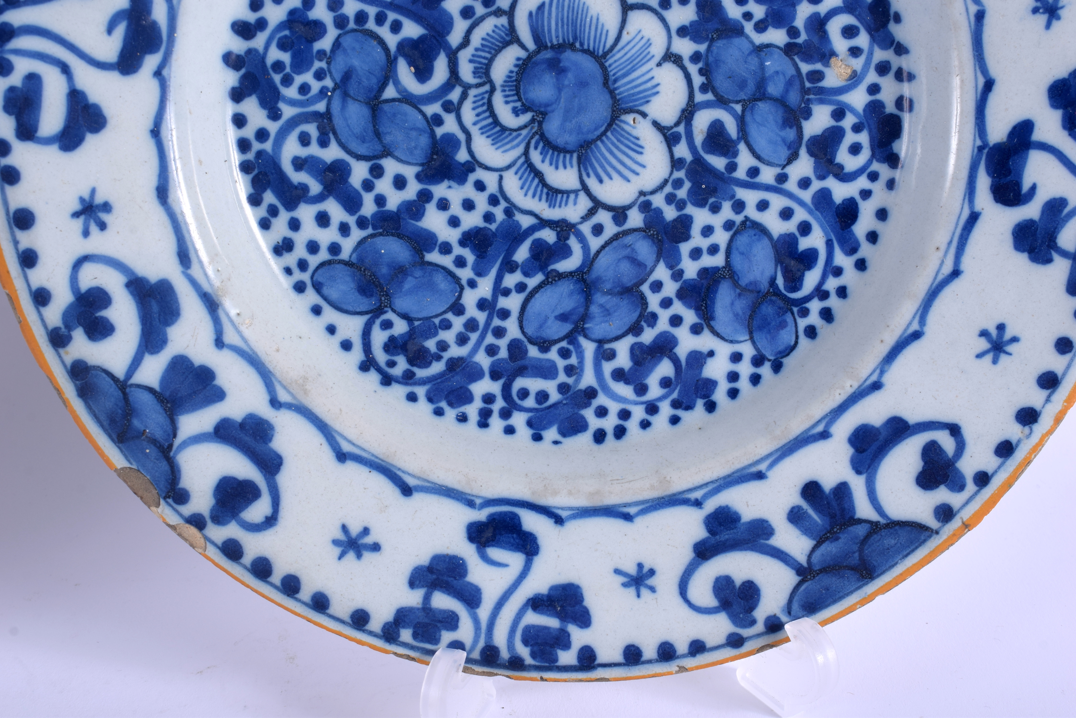 TWO 18TH CENTURY DUTCH DELFT BLUE AND WHITE POTTERY PLATES painted with flowers and motifs. 22 cm di - Bild 5 aus 6