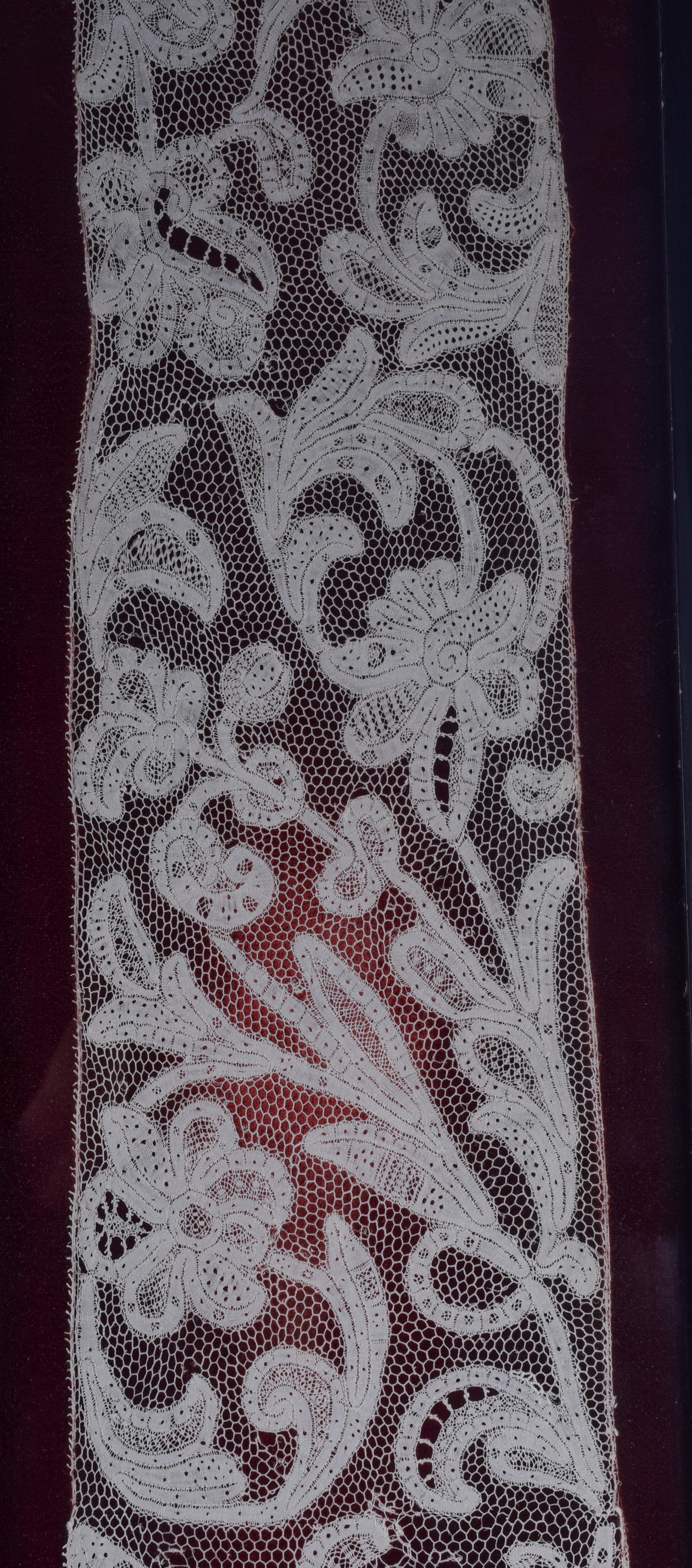 TWO 17TH CENTURY CONTINENTAL LACE PANELS. Largest 145 cm x 13 cm. (2) - Image 3 of 6