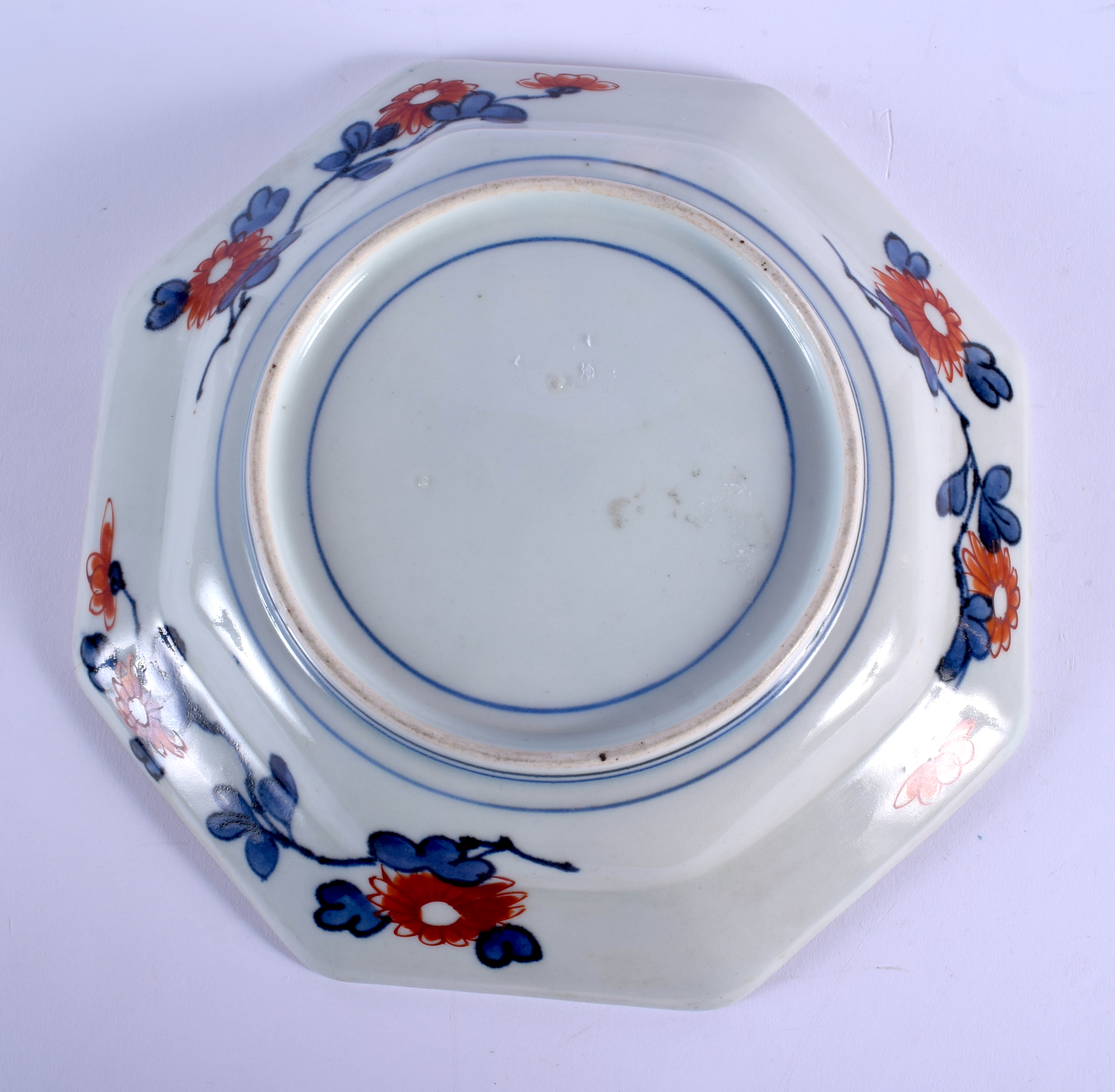 AN 18TH CENTURY JAPANESE EDO PERIOD IMARI OCTAGONAL PORCELAIN DISH painted with floral sprays. 21 cm - Image 5 of 5