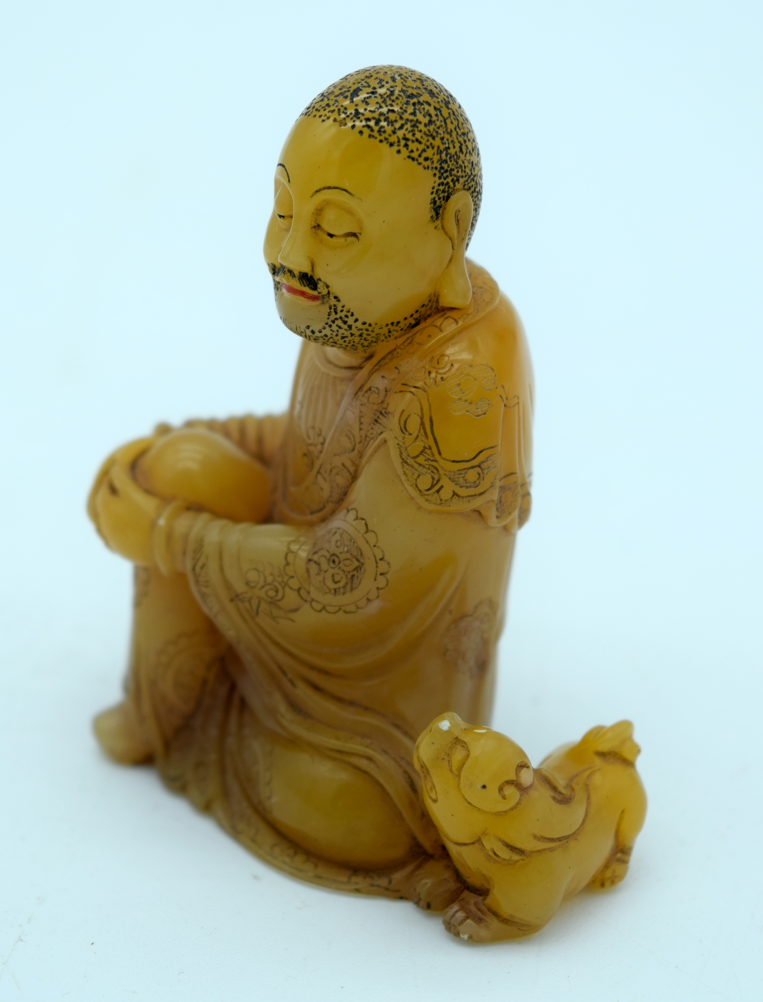 AN 18TH CENTURY SOAPSTONE FIGURE OF A LUOHAN Qianlong, modelled in draped robes resting both hands u - Bild 7 aus 14