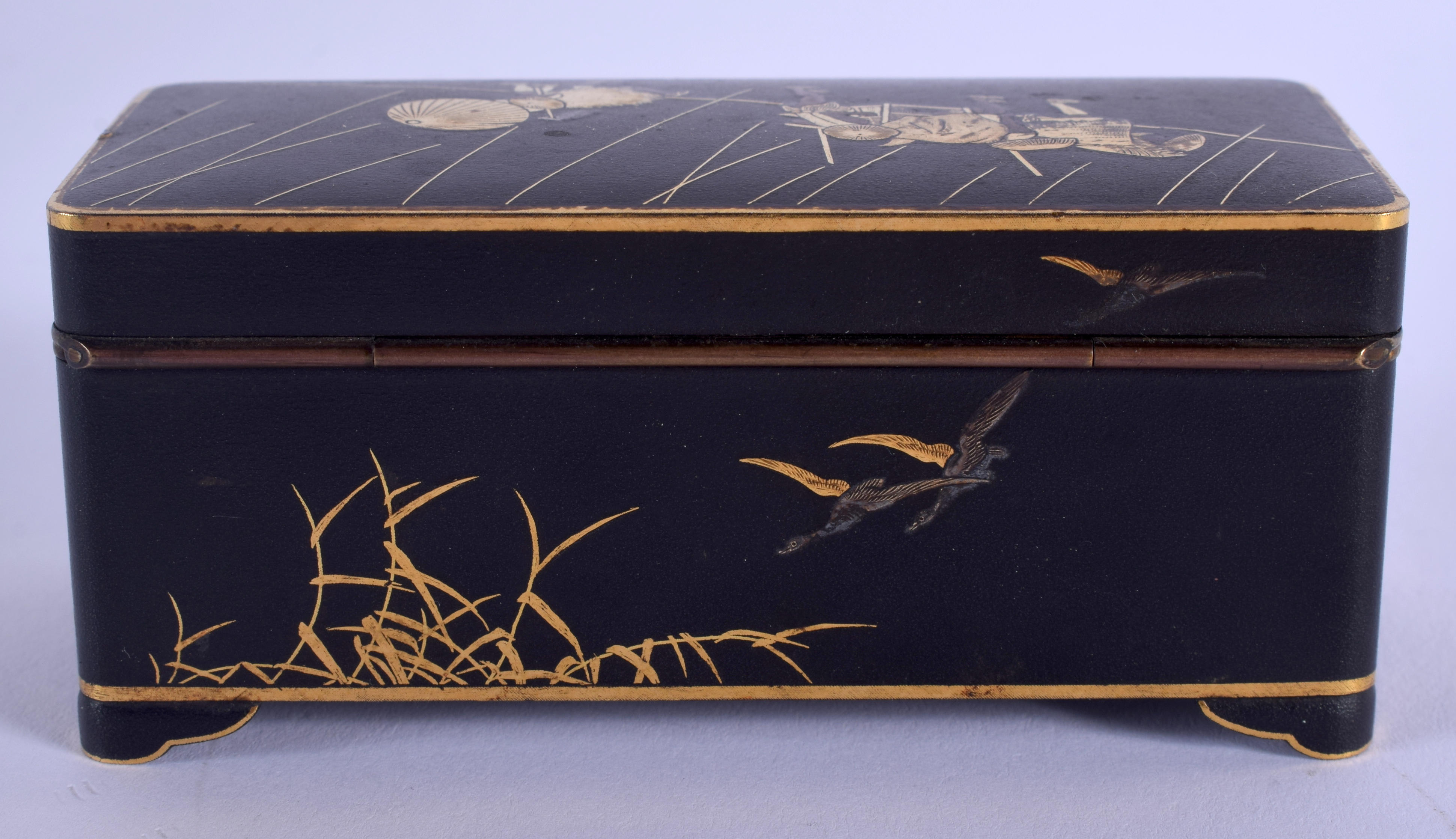 A LOVELY 19TH CENTURY JAPANESE MEIJI PERIOD KOMAI STYLE BOX AND COVER decorated in gold inlay with f - Image 4 of 10