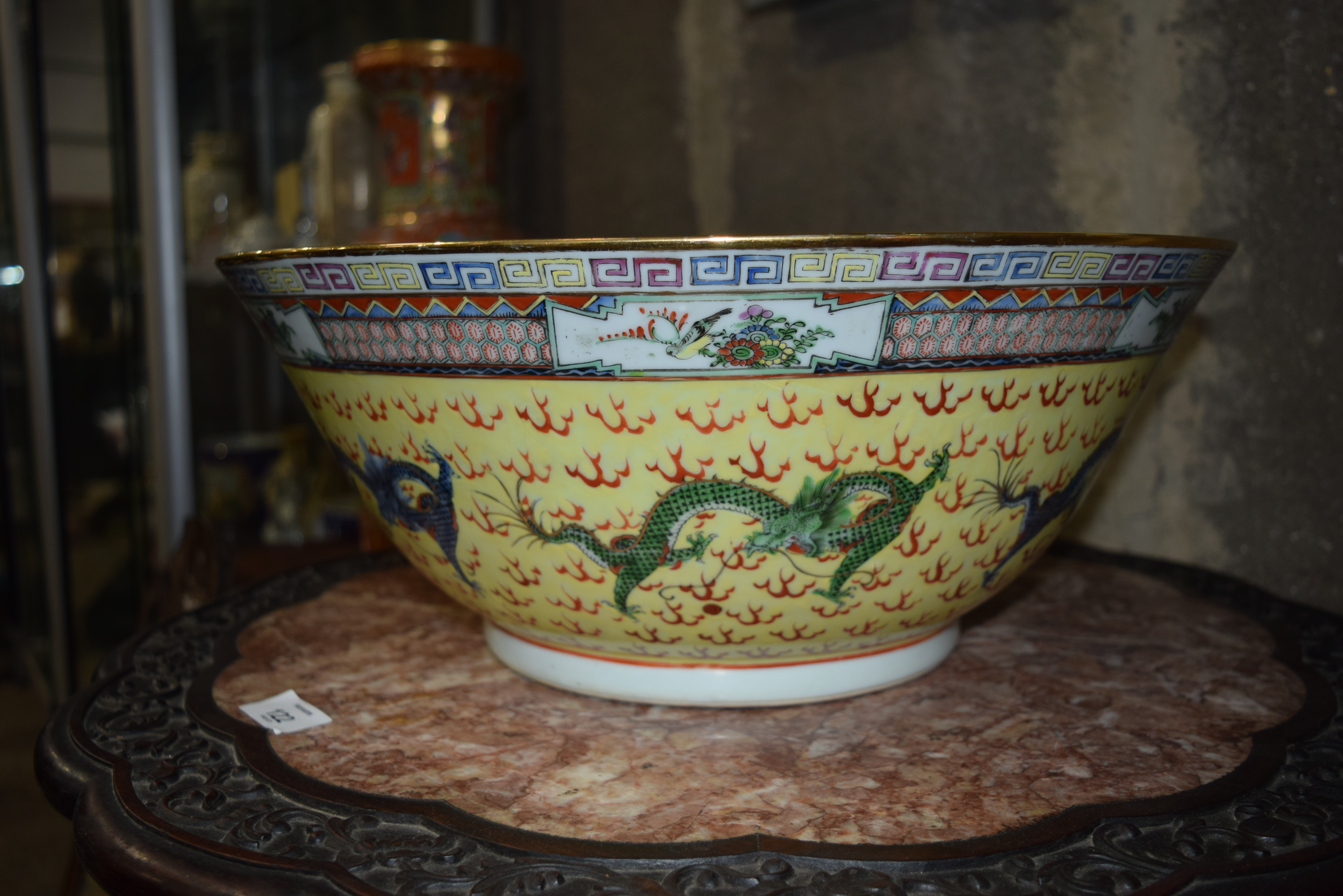 A LARGE 1930S CHINESE FAMILLE JAUNE PORCELAIN PUNCH BOWL Late Qing/Republic, painted with dragons an - Image 14 of 15