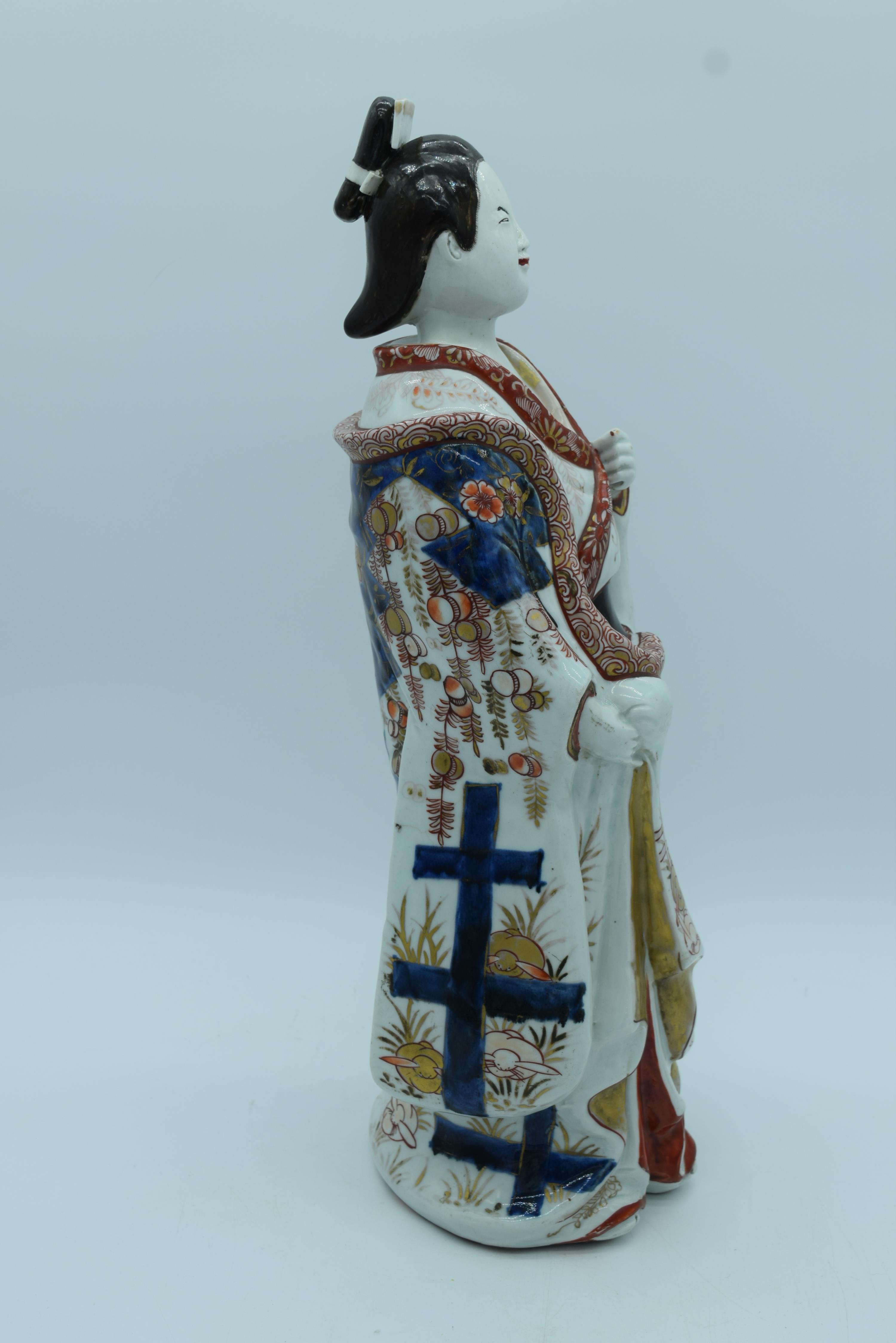 A LARGE EARLY 18TH CENTURY JAPANESE EDO PERIOD IMARI FIGURE OF A FEMALE BEAUTY modelled in drapes ro - Bild 14 aus 17