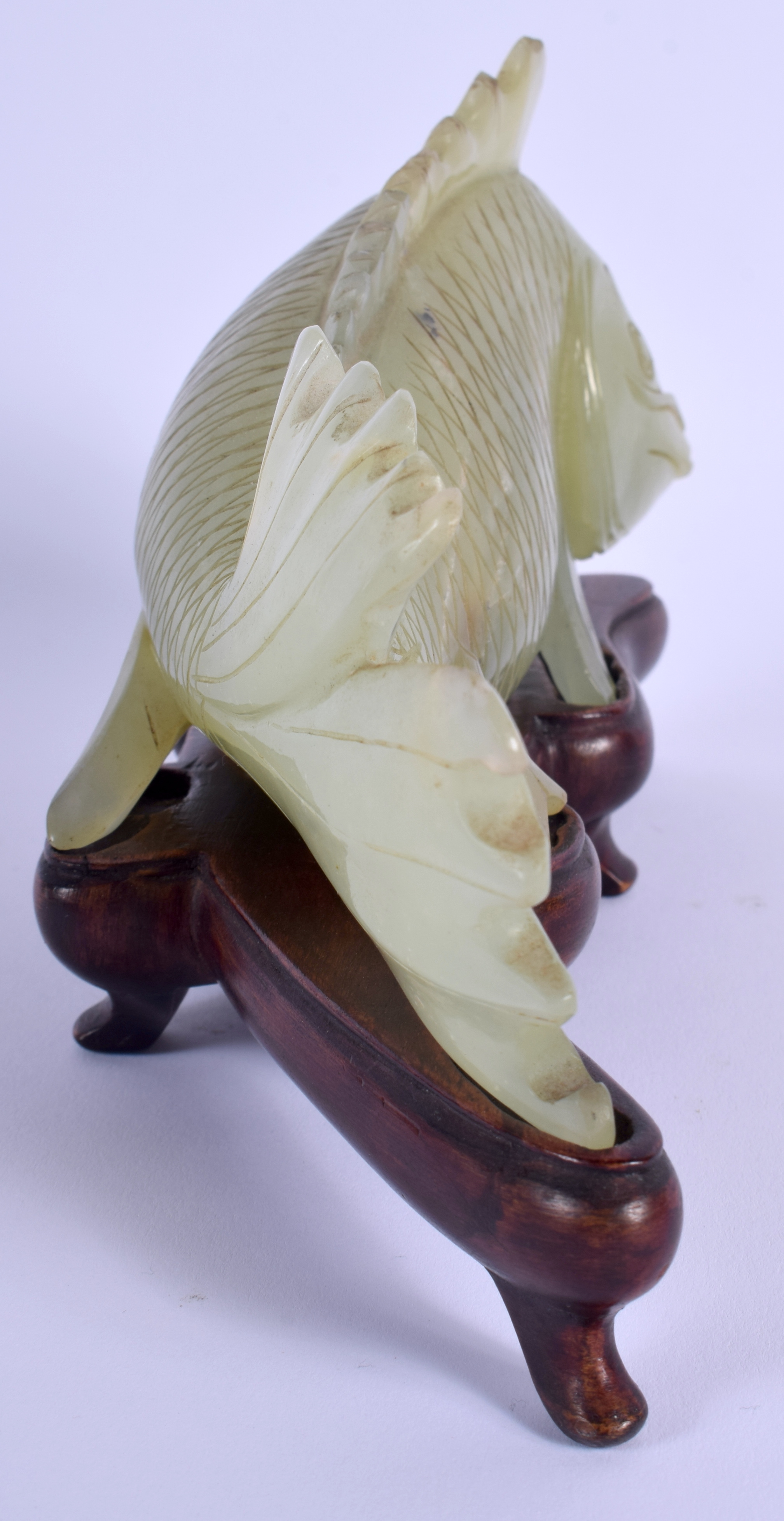 AN EARLY 20TH CENTURY CHINESE CARVED JADE FIGURE OF A FISH Late Qing, modelled upon a fitted hardwoo - Image 4 of 8