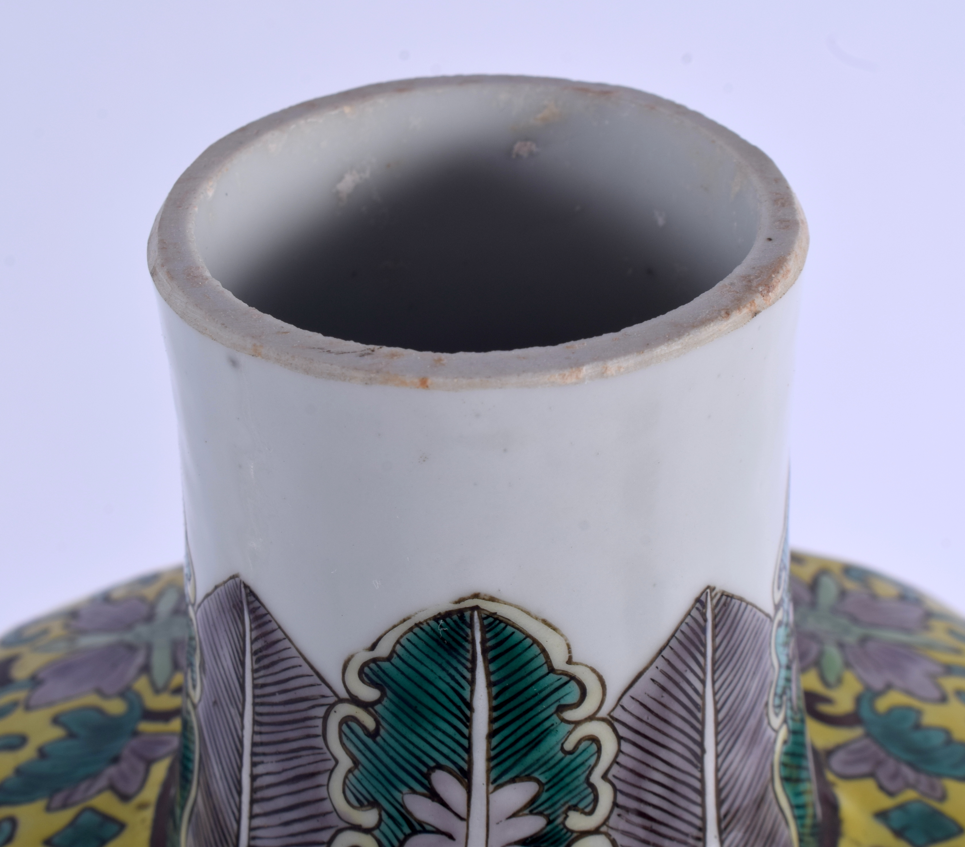 A LARGE 19TH CENTURY CHINESE FAMILLE VERTE PORCELAIN SQUARE FORM VASE Qing, bearing Qianlong marks t - Image 4 of 5