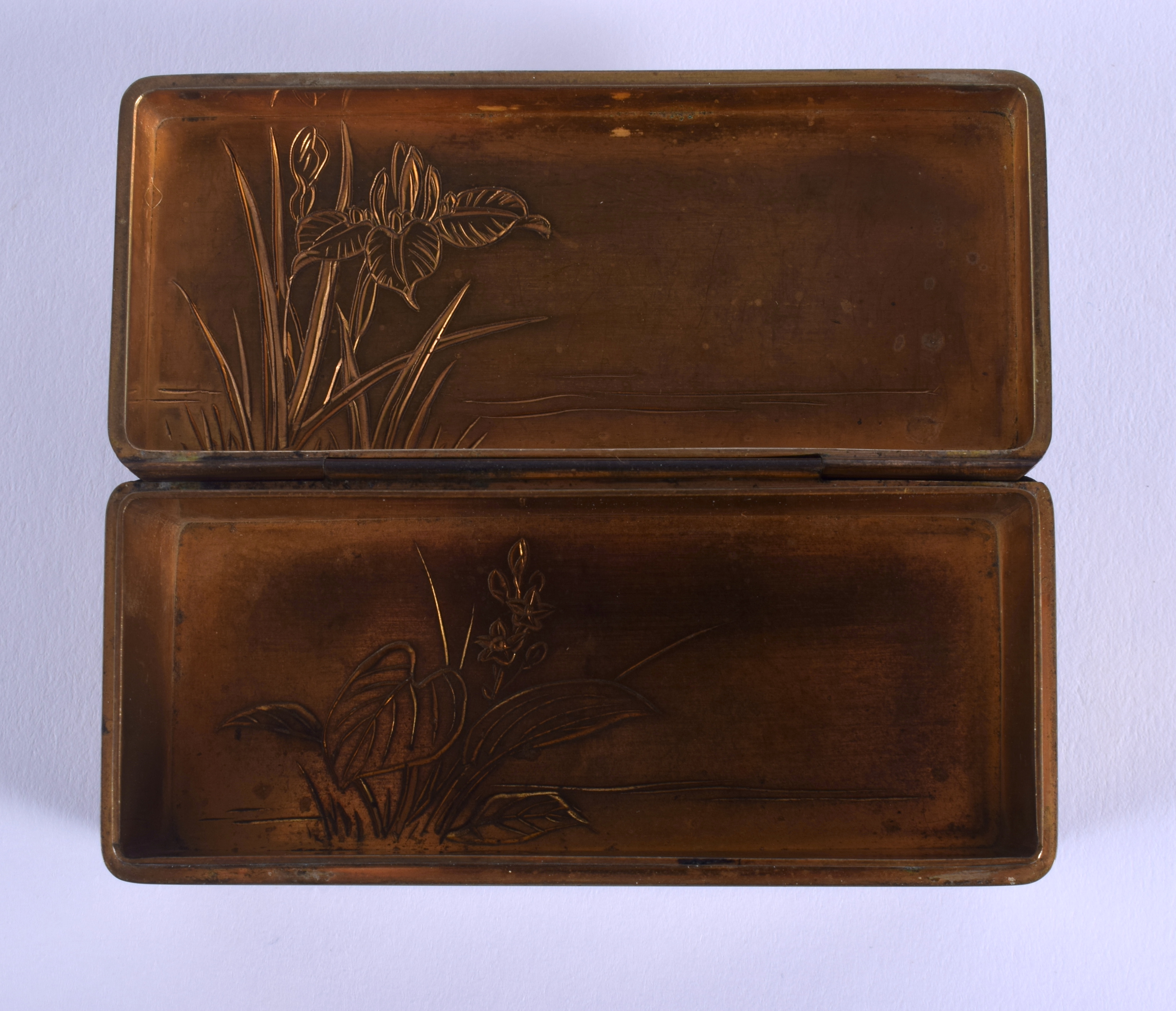 A LOVELY 19TH CENTURY JAPANESE MEIJI PERIOD KOMAI STYLE BOX AND COVER decorated in gold inlay with f - Image 7 of 10