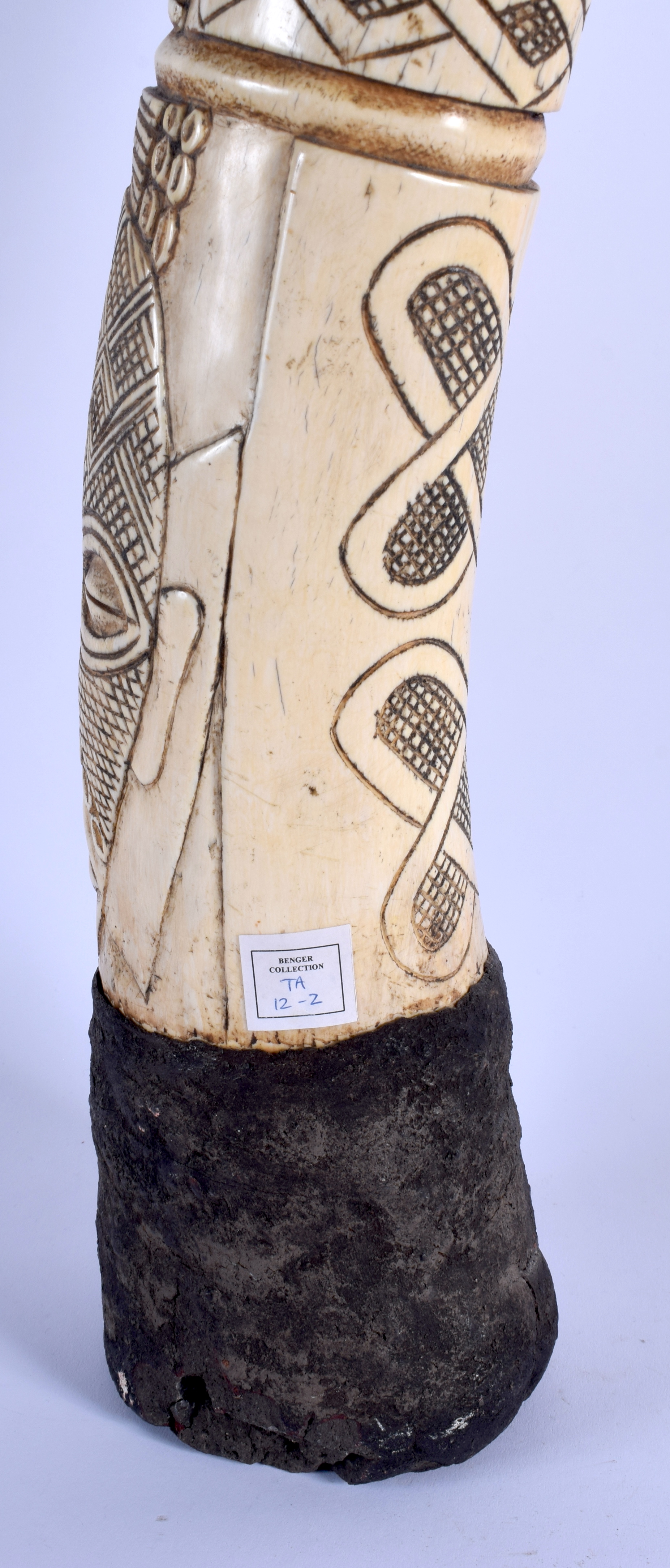 A VERY LARGE RARE 19TH CENTURY AFRICAN TRIBAL KUBA NDOP FIGURE possibly representing a portrait of K - Image 6 of 13