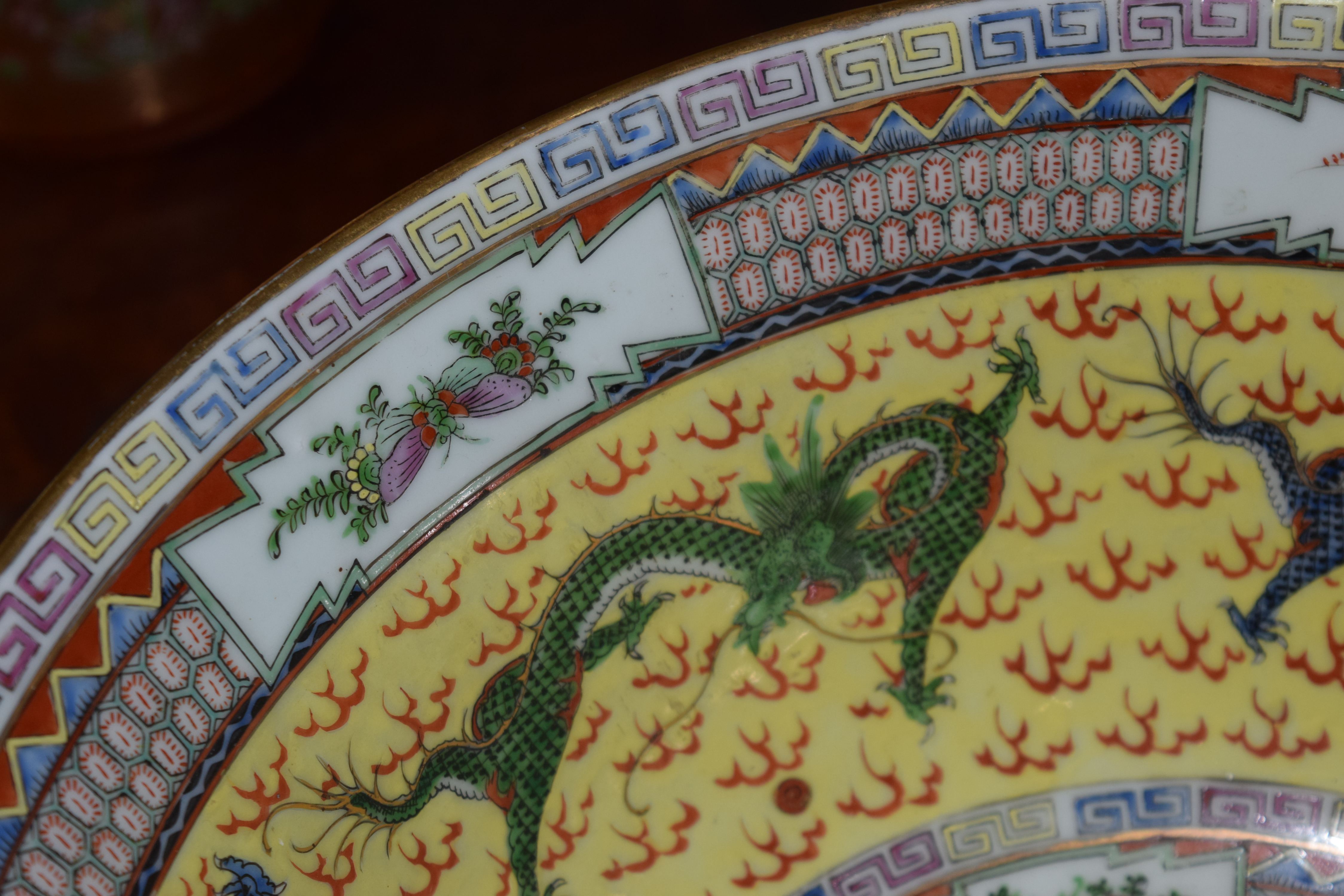 A LARGE 1930S CHINESE FAMILLE JAUNE PORCELAIN PUNCH BOWL Late Qing/Republic, painted with dragons an - Image 11 of 15