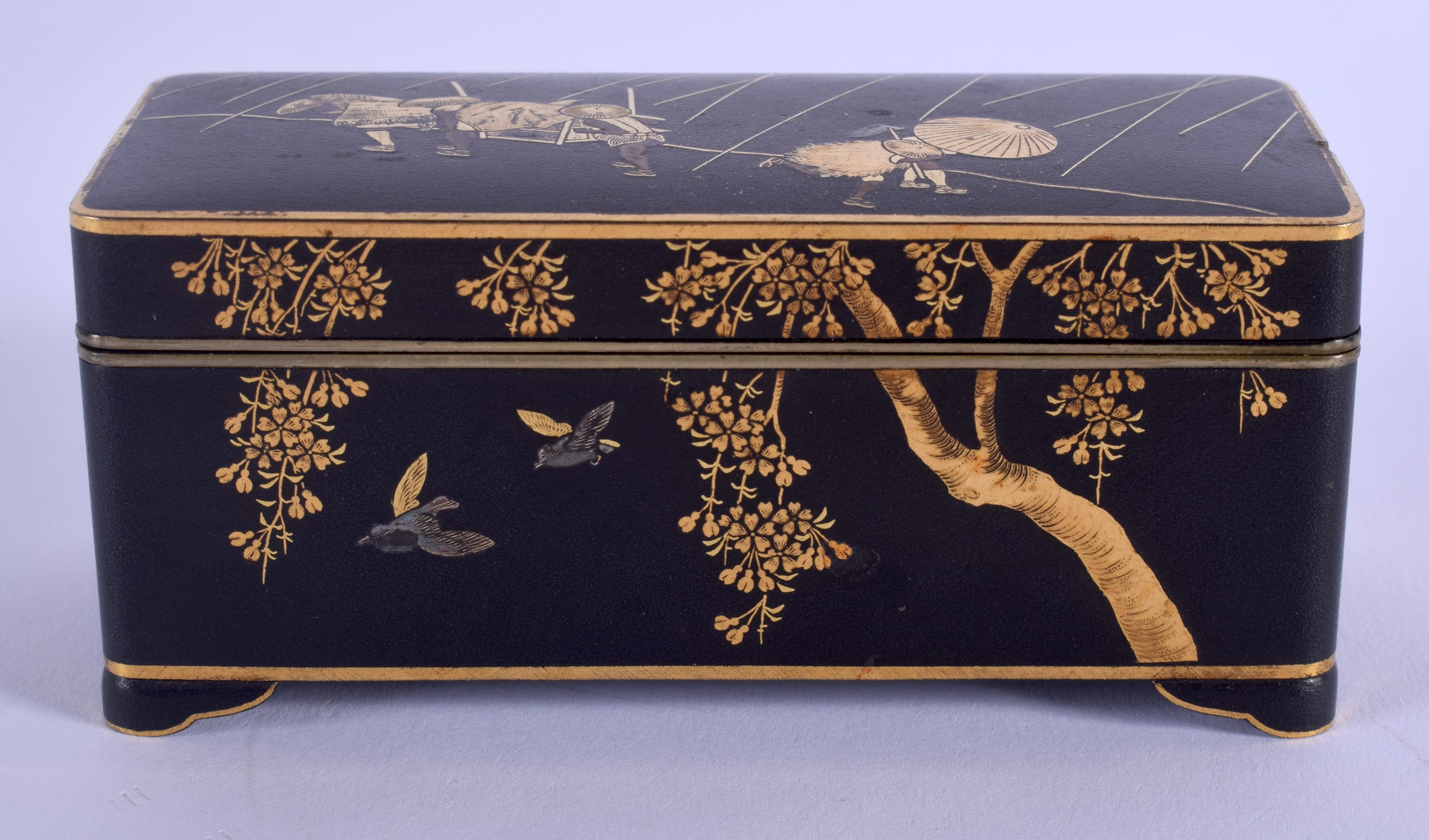 A LOVELY 19TH CENTURY JAPANESE MEIJI PERIOD KOMAI STYLE BOX AND COVER decorated in gold inlay with f - Image 2 of 10