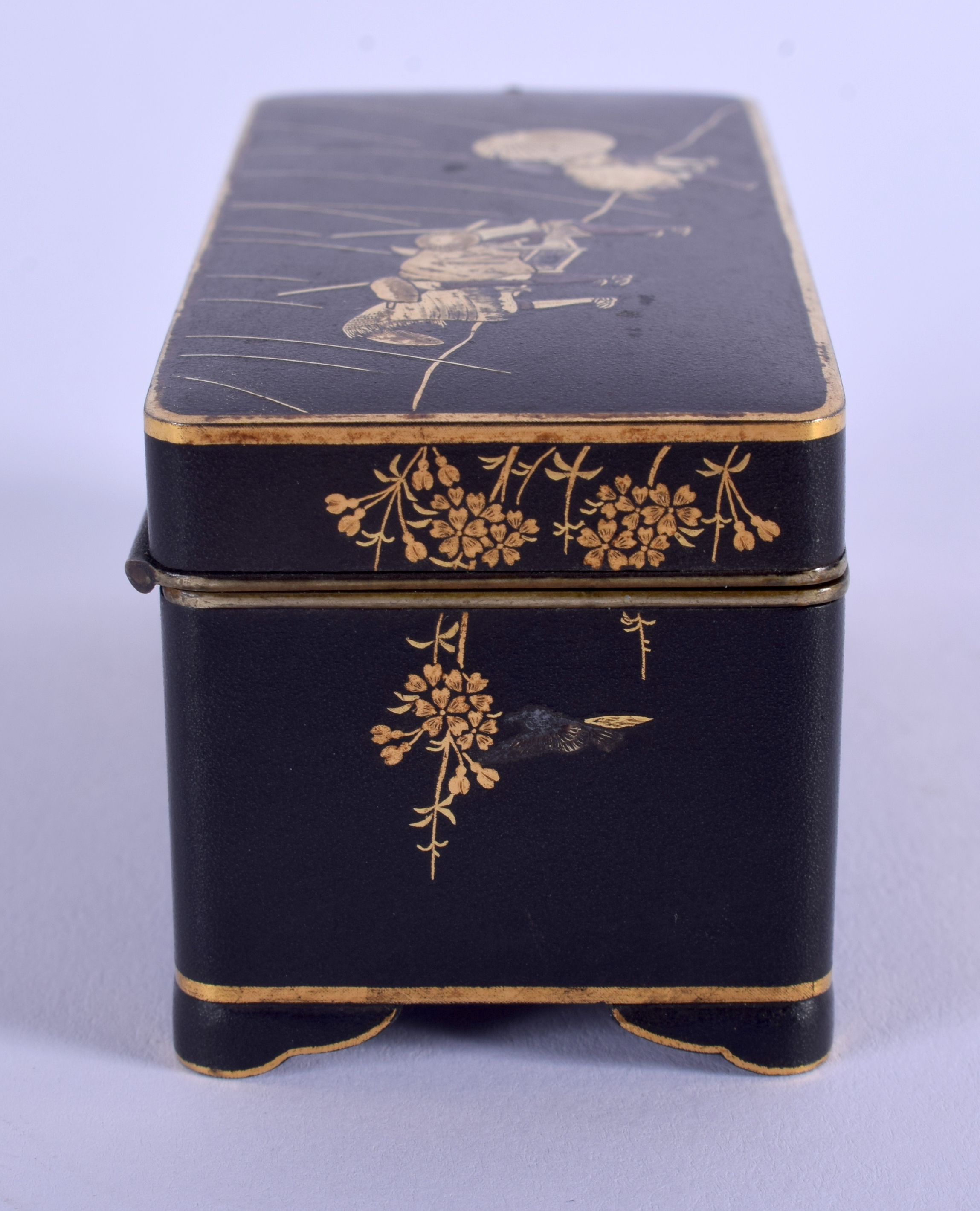 A LOVELY 19TH CENTURY JAPANESE MEIJI PERIOD KOMAI STYLE BOX AND COVER decorated in gold inlay with f - Image 3 of 10