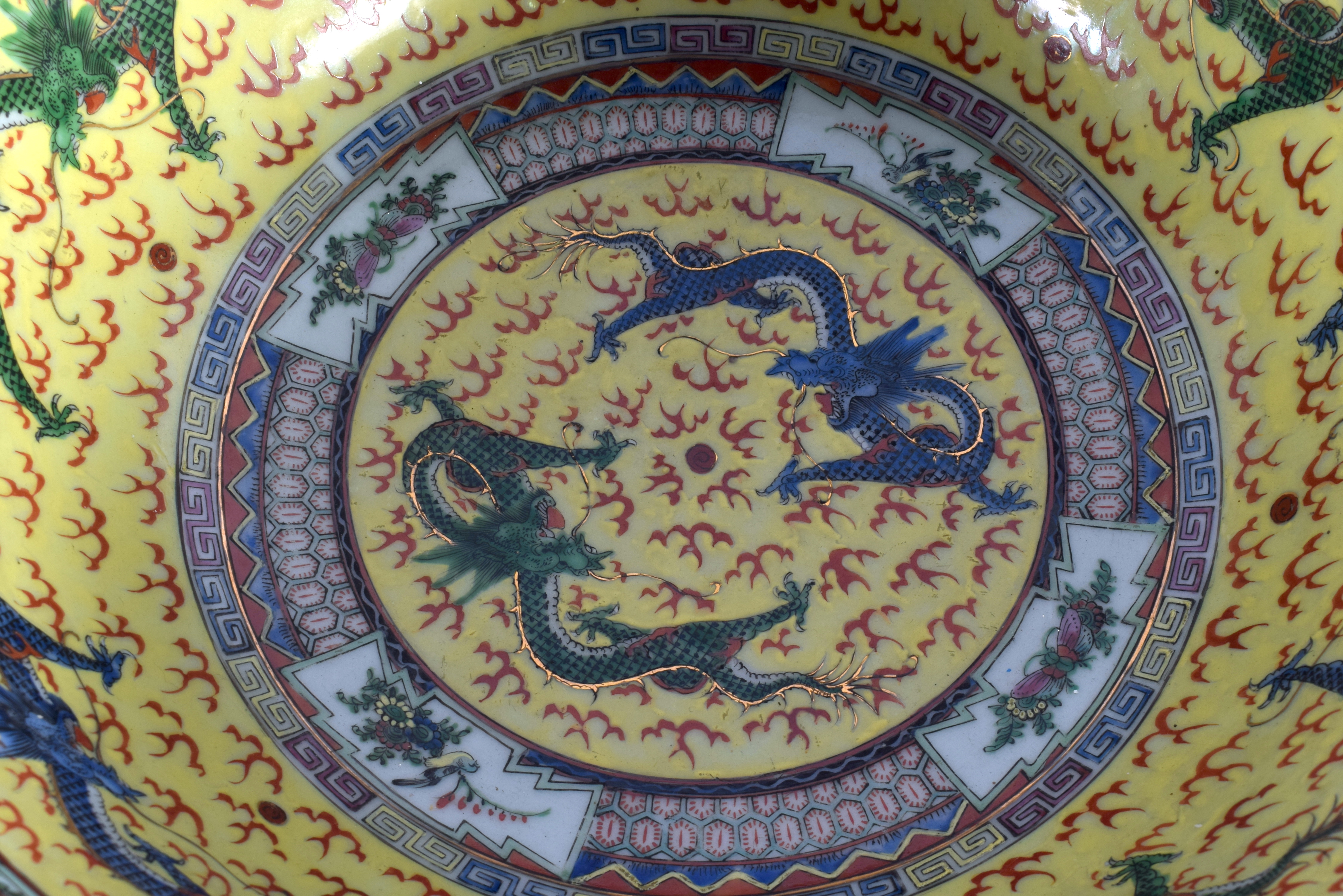 A LARGE 1930S CHINESE FAMILLE JAUNE PORCELAIN PUNCH BOWL Late Qing/Republic, painted with dragons an - Image 7 of 15