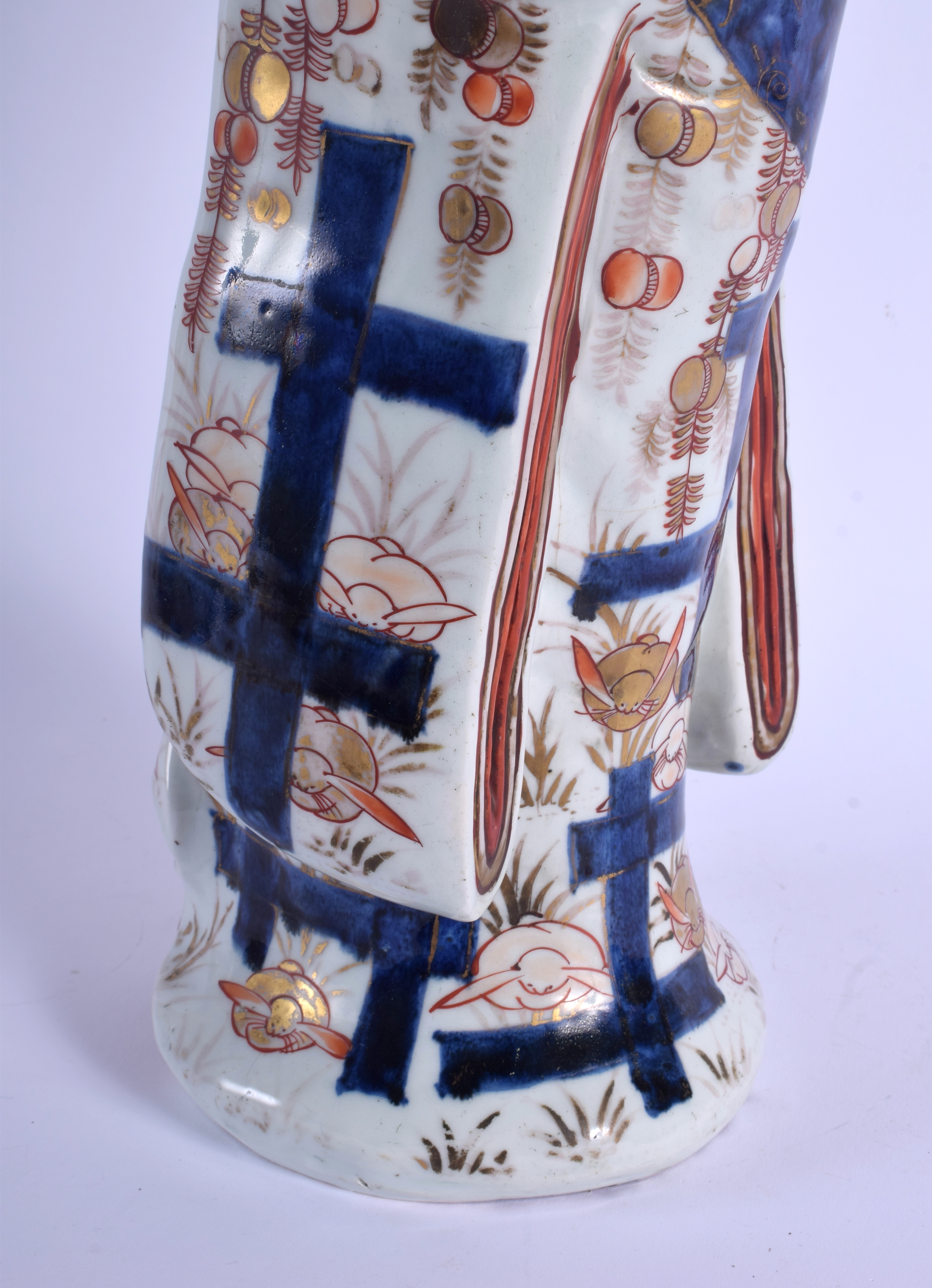 A LARGE EARLY 18TH CENTURY JAPANESE EDO PERIOD IMARI FIGURE OF A FEMALE BEAUTY modelled in drapes ro - Bild 7 aus 17