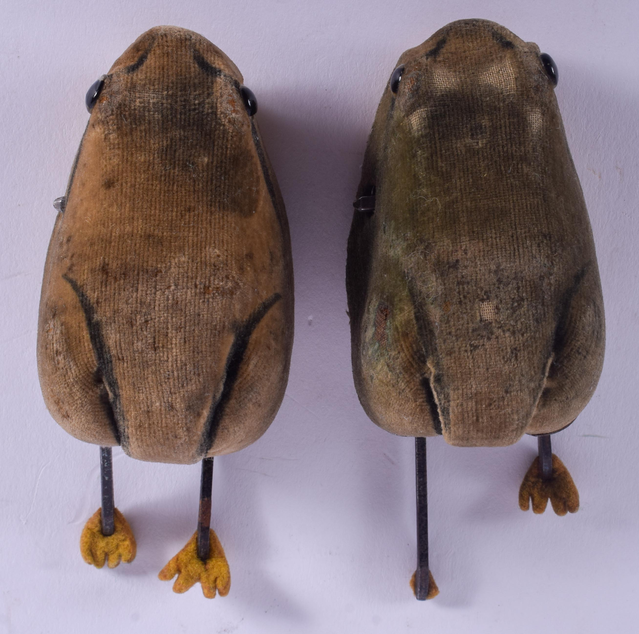 A RARE PAIR OF SCHUCO TIN PLATE WIND UP TOADS with felt backs. 10 cm wide. - Image 3 of 5