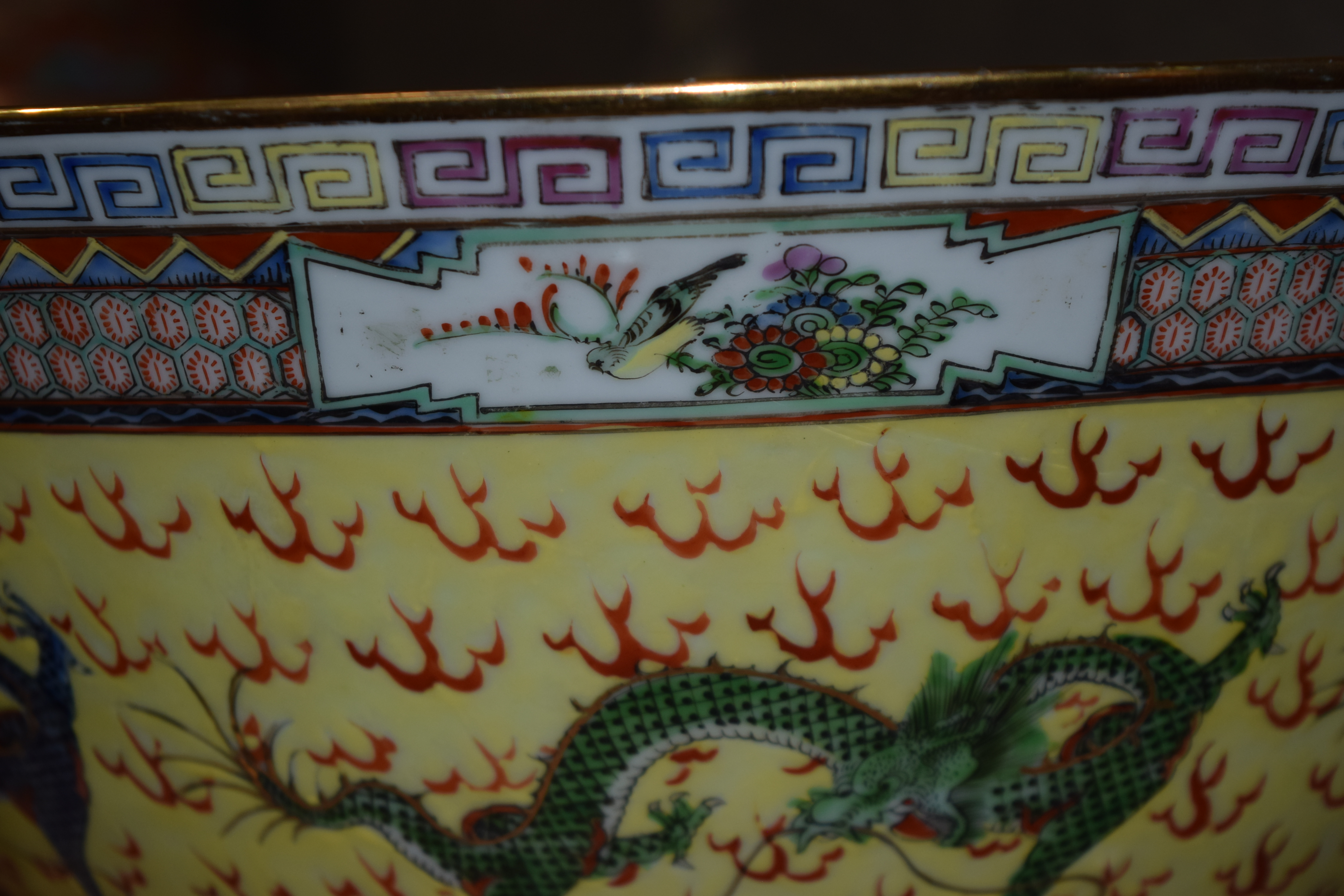 A LARGE 1930S CHINESE FAMILLE JAUNE PORCELAIN PUNCH BOWL Late Qing/Republic, painted with dragons an - Image 15 of 15