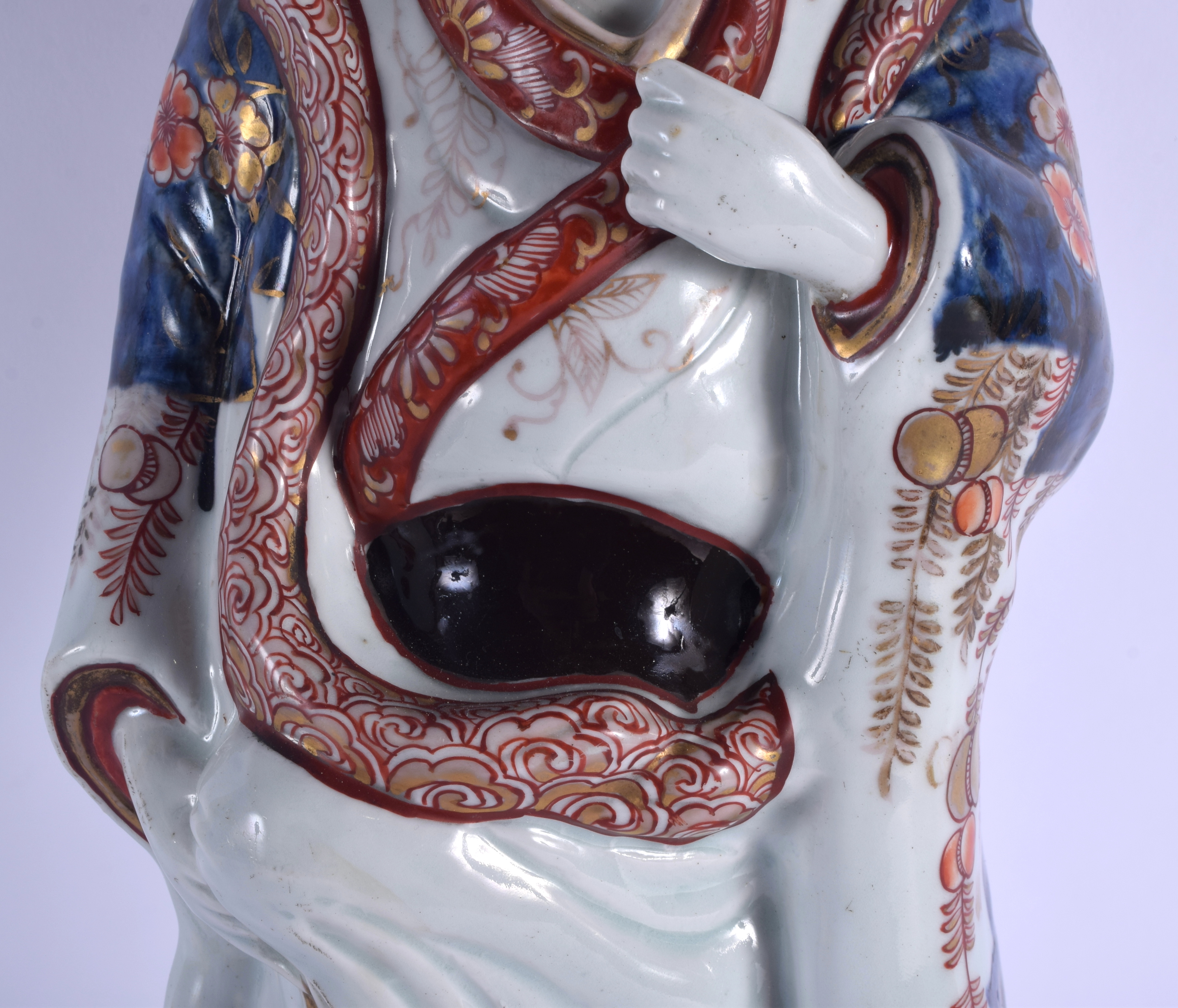 A LARGE EARLY 18TH CENTURY JAPANESE EDO PERIOD IMARI FIGURE OF A FEMALE BEAUTY modelled in drapes ro - Image 3 of 17