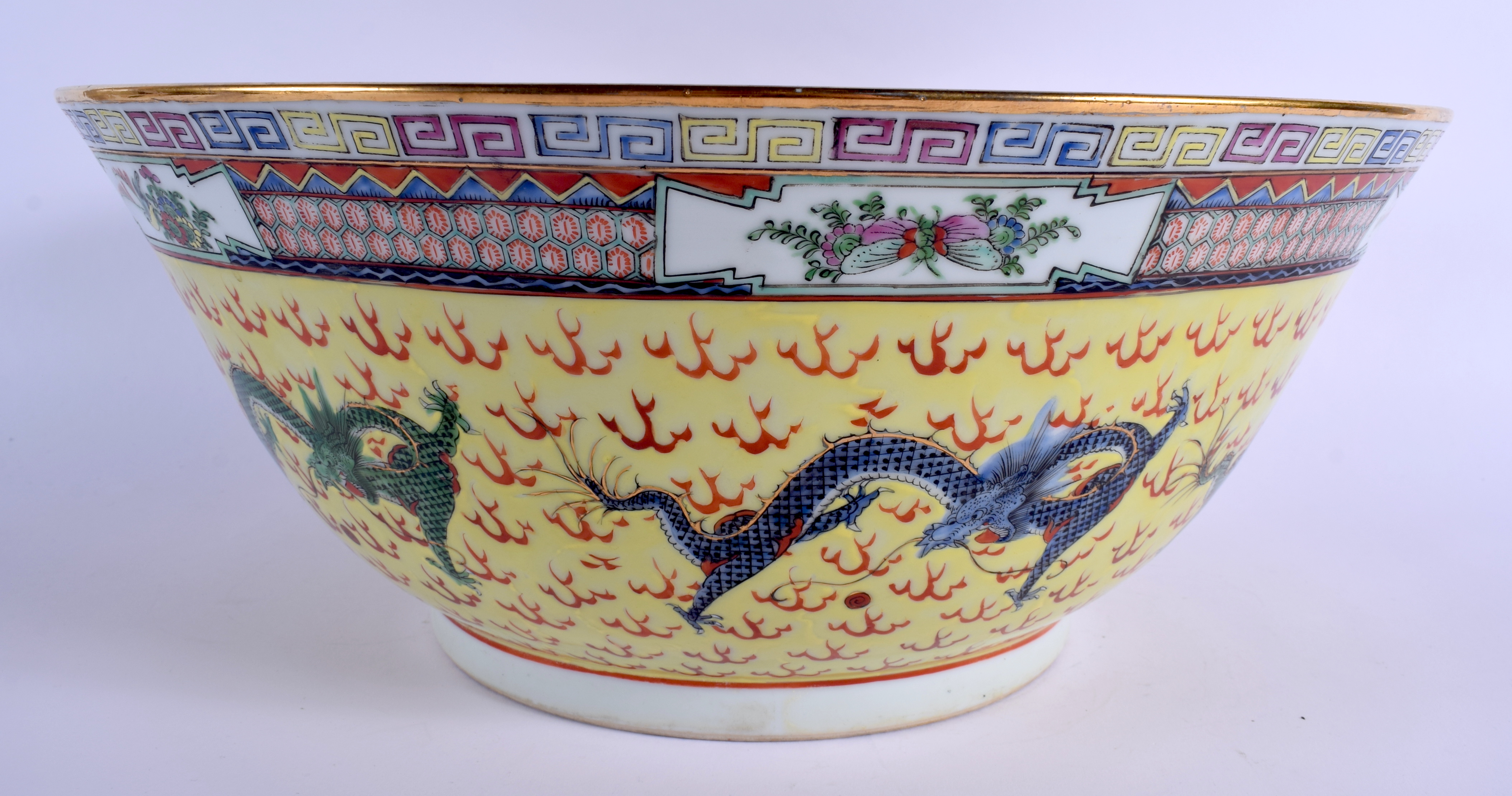 A LARGE 1930S CHINESE FAMILLE JAUNE PORCELAIN PUNCH BOWL Late Qing/Republic, painted with dragons an - Image 3 of 15