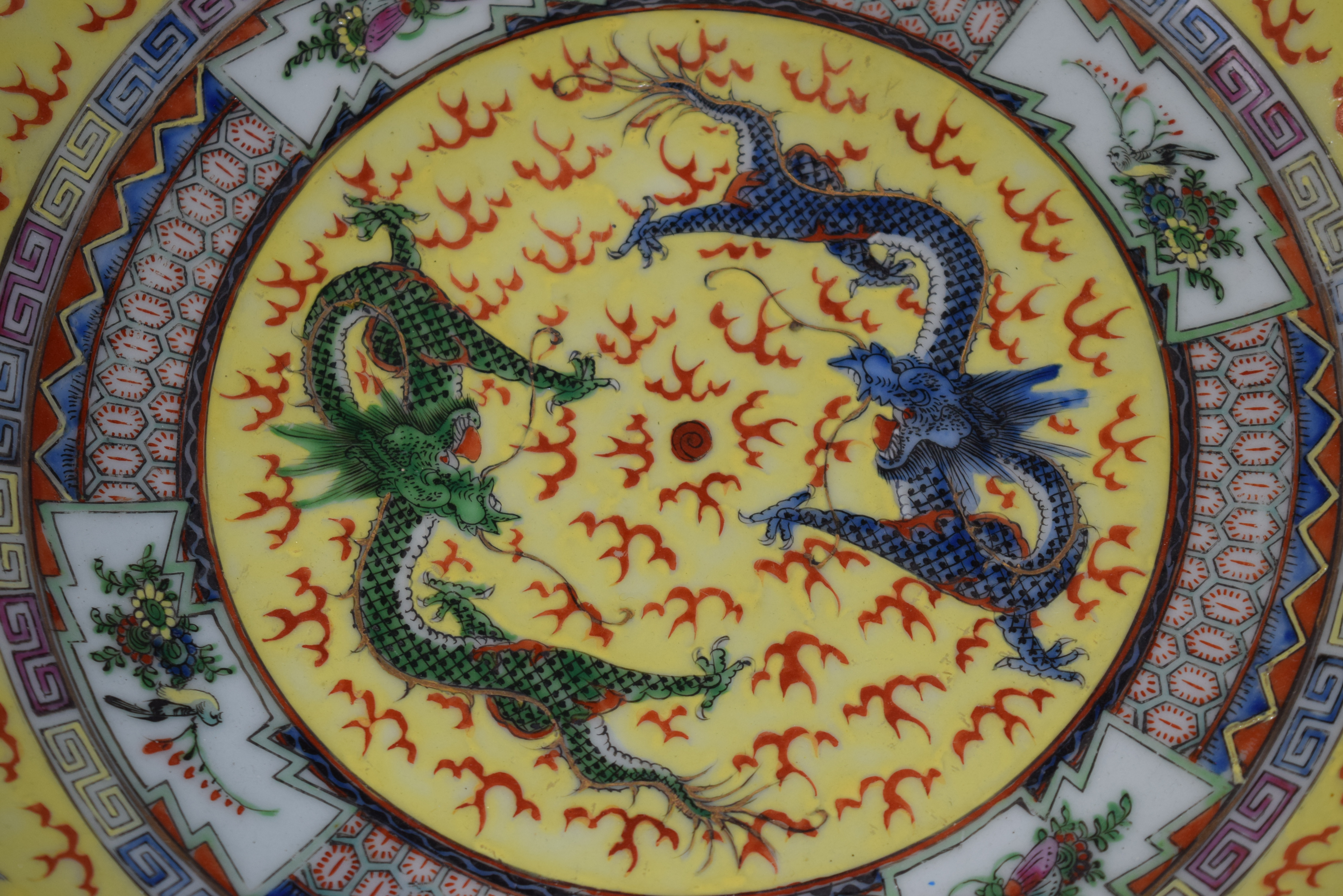 A LARGE 1930S CHINESE FAMILLE JAUNE PORCELAIN PUNCH BOWL Late Qing/Republic, painted with dragons an - Image 12 of 15