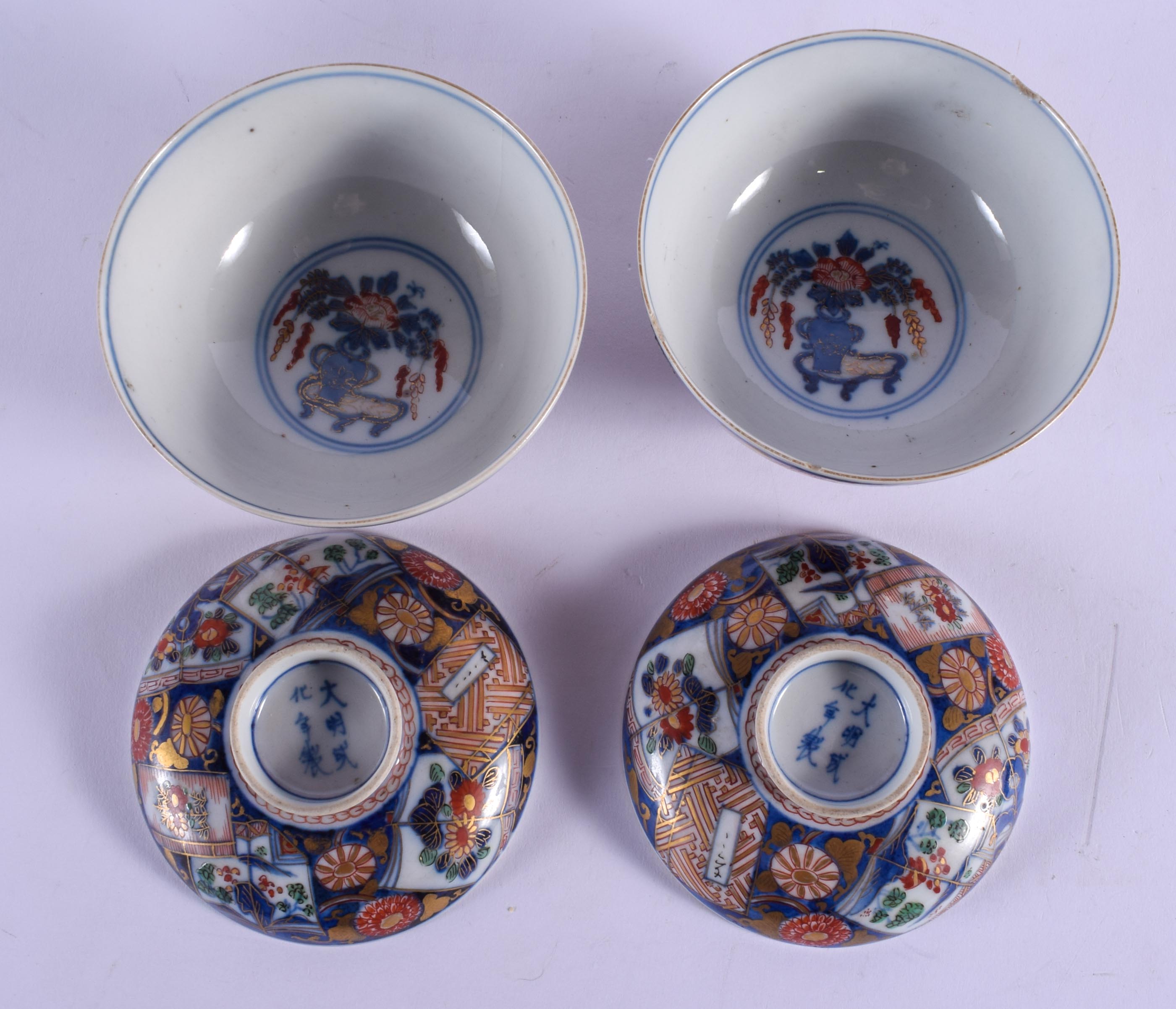 A PAIR OF 19TH CENTURY JAPANESE MEIJI PERIOD IMARI BOWLS AND COVERS painted with floral sprays. 10 c - Image 3 of 4