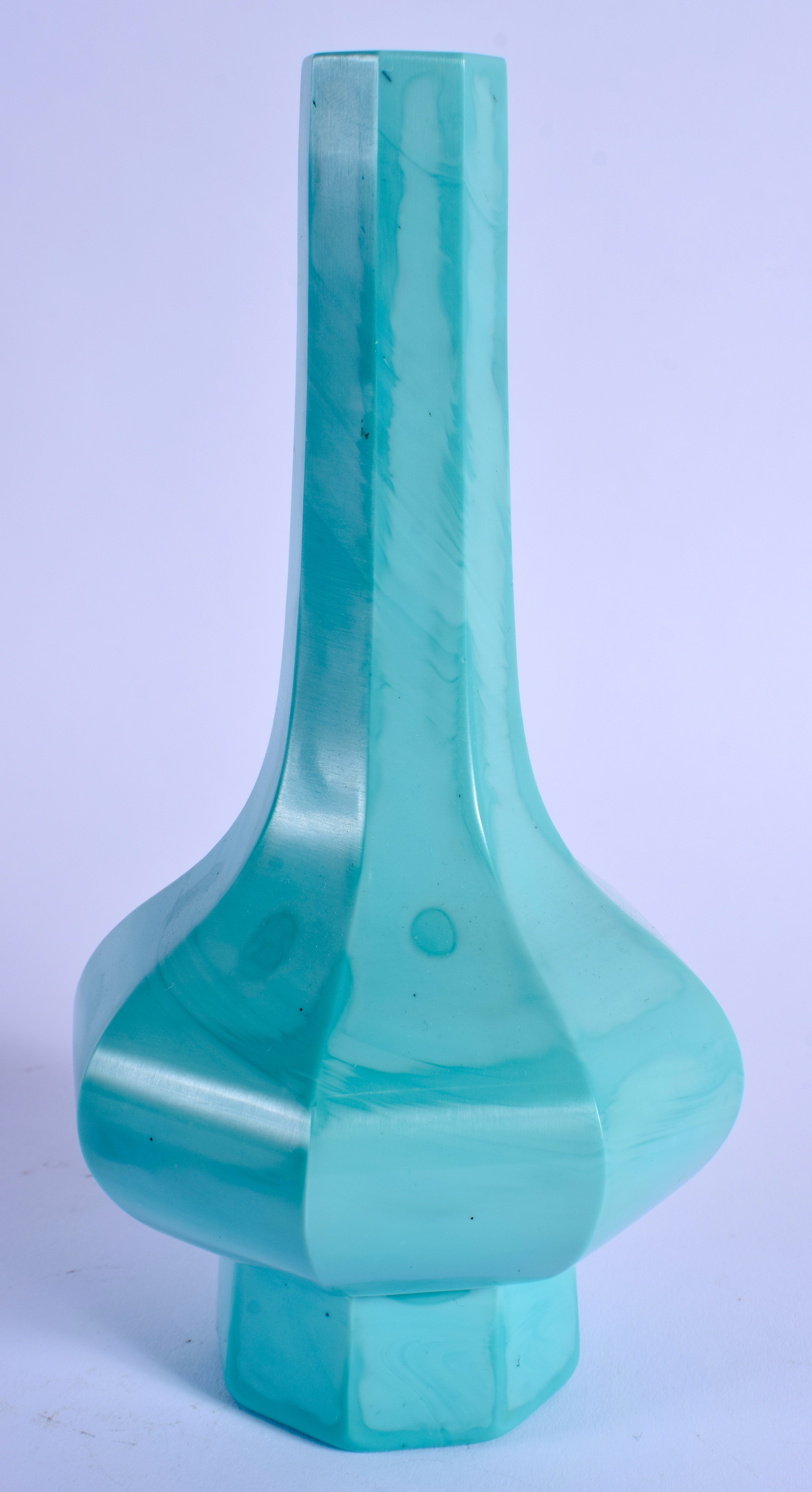 AN 18TH/19TH CENTURY CHINESE CARVED BEIJING BLUE GLASS VASE Qing, of elegant facetted form. 19.5 cm - Image 2 of 5