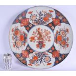 A LARGE 18TH CENTURY JAPANESE EDO PERIOD IMARI CHARGER painted with urns and floral sprays. 45 cm di