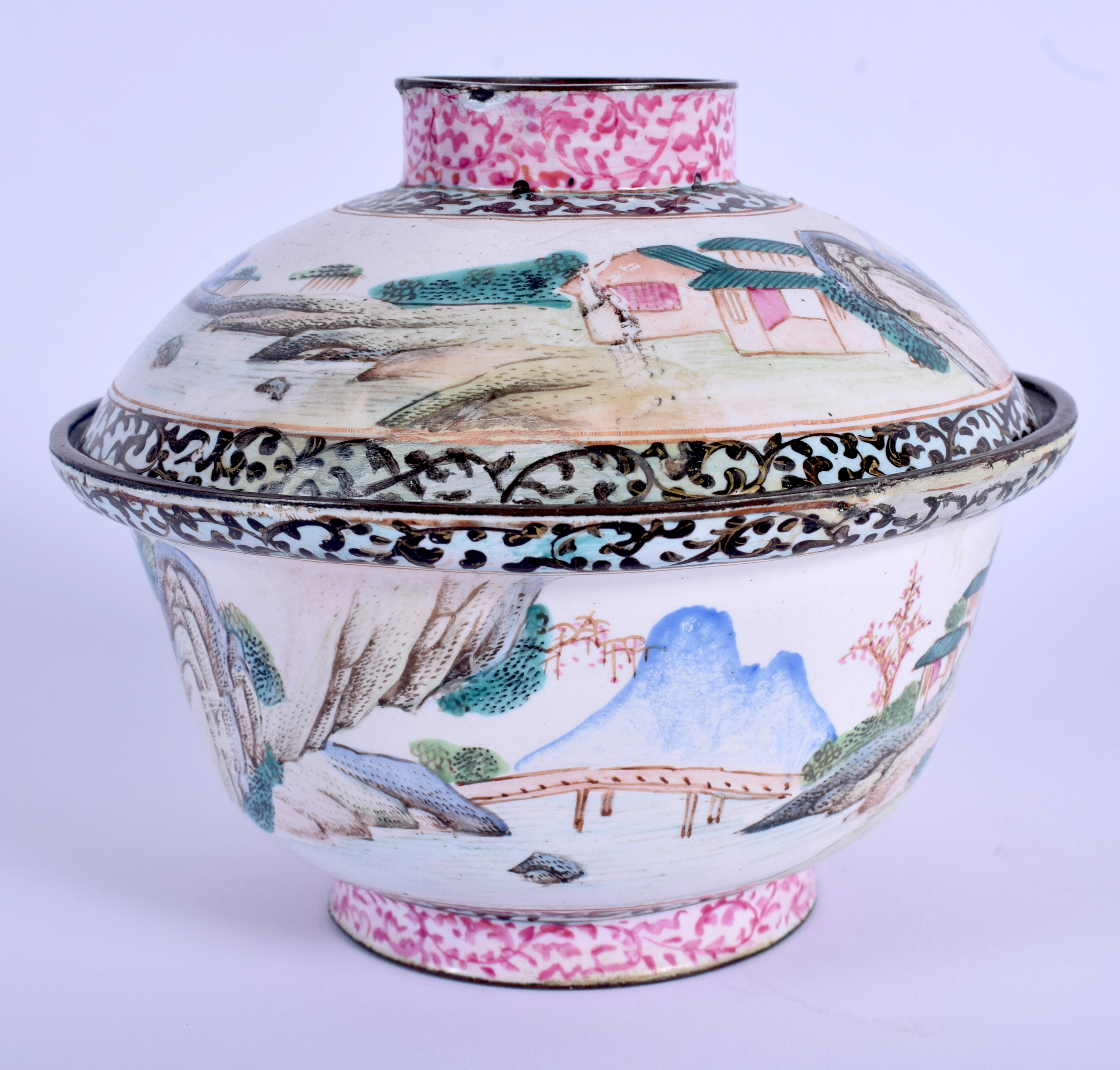 A 19TH CENTURY CHINESE CANTON ENAMEL BOWL AND COVER Qing, painted with figures within landscapes. 11 - Bild 2 aus 5