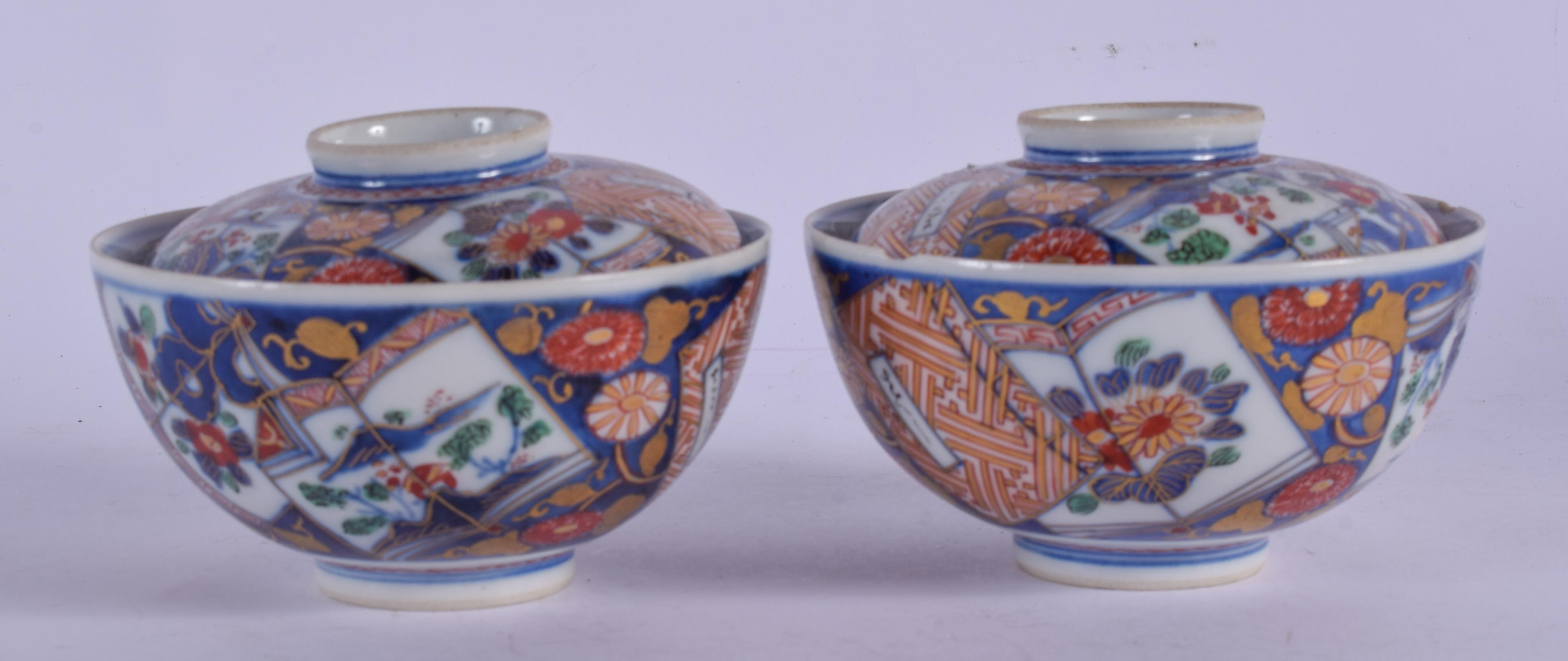 A PAIR OF 19TH CENTURY JAPANESE MEIJI PERIOD IMARI BOWLS AND COVERS painted with floral sprays. 10 c - Image 2 of 4