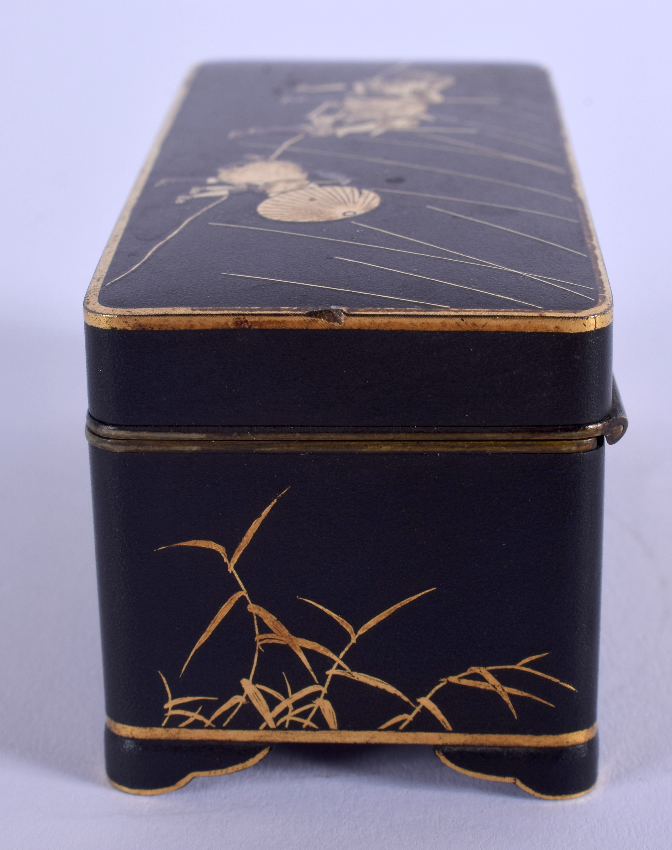 A LOVELY 19TH CENTURY JAPANESE MEIJI PERIOD KOMAI STYLE BOX AND COVER decorated in gold inlay with f - Image 5 of 10