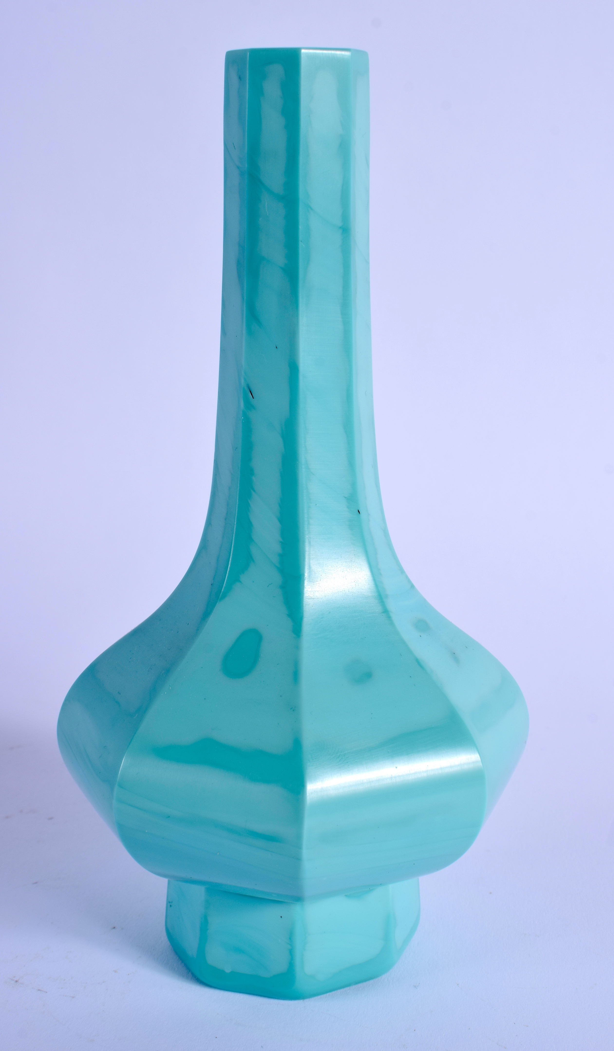 AN 18TH/19TH CENTURY CHINESE CARVED BEIJING BLUE GLASS VASE Qing, of elegant facetted form. 19.5 cm - Image 3 of 5