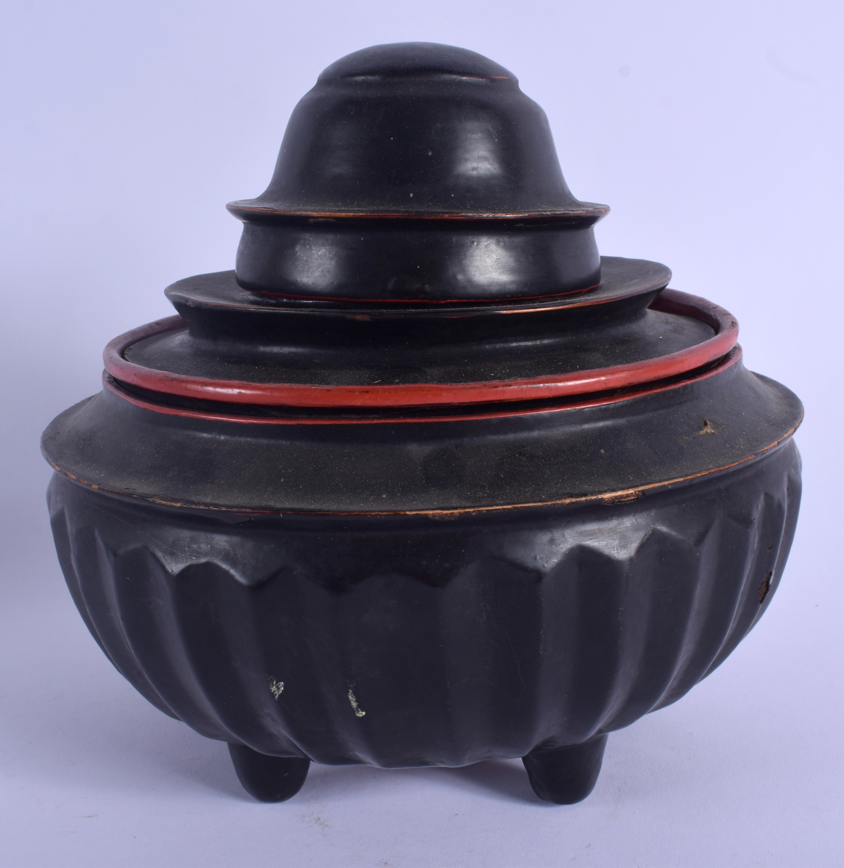 A 17TH CENTURY JAPANESE EDO PERIOD RED AND BLACK LACQUER FOOD BOX AND COVER of ribbed form with tape - Bild 3 aus 5