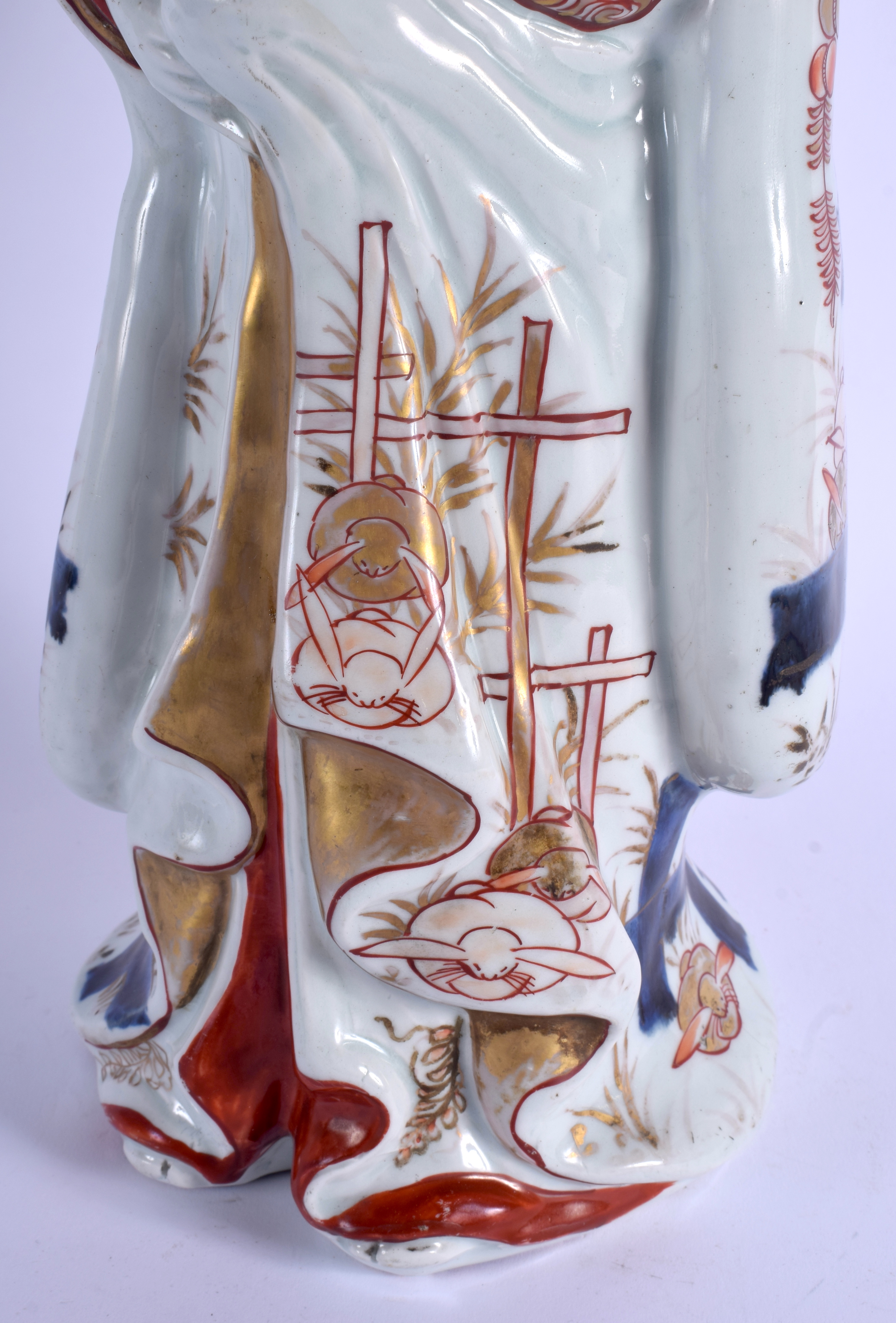 A LARGE EARLY 18TH CENTURY JAPANESE EDO PERIOD IMARI FIGURE OF A FEMALE BEAUTY modelled in drapes ro - Image 4 of 17