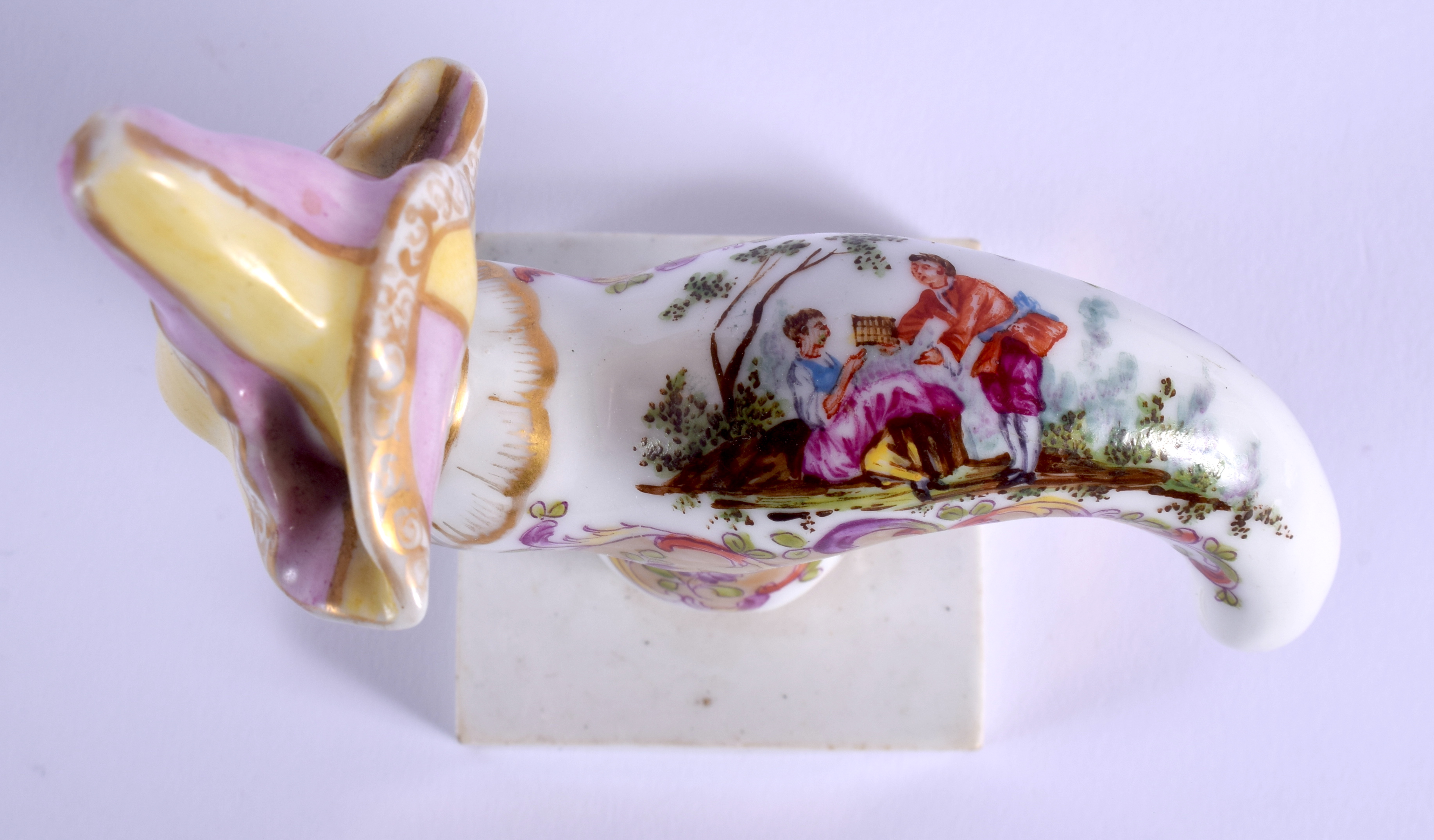 AN 18TH/19TH CENTURY CONTINENTAL PORCELAIN CANE HANDLE modelled in the Meissen style. 10 cm x 4.5 cm - Image 6 of 7