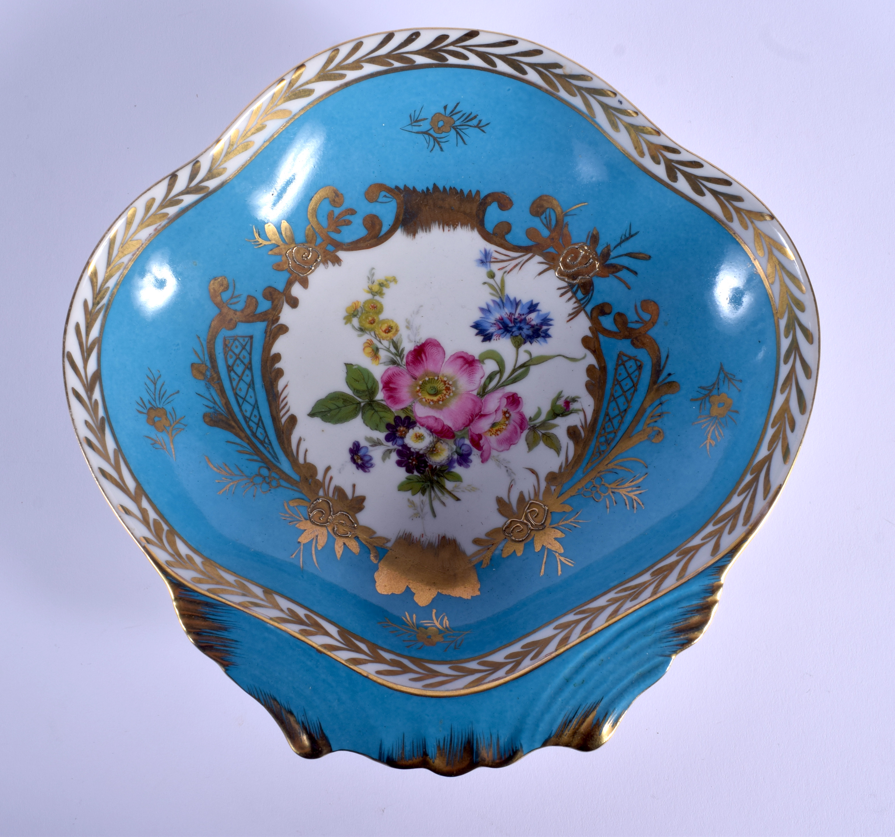 AN EARLY 20TH CENTURY FRENCH SEVRES STYLE PORCELAIN SHELL SHAPED DISH. 21 cm x 19 cm.