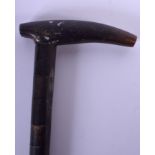 A 19TH CENTURY CONTINENTAL CARVED FULL LENGTH RHINOCEROS HORN WALKING CANE. 88 cm long.
