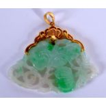 AN EARLY 20TH CENTURY CHINESE 18CT GOLD MOUNTED JADEITE PENDANT Late Qing/Republic. 4 cm x 2 cm.