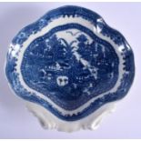 A 18TH C. CAUGHLEY SHELL SHAPED DISH decorated with an elaborate Chinese style scene. 20.5cm wide