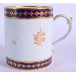 LATE 18TH/EARLY 19TH C. FLIGHT BARR MUG gilded with blue bands and gold flowers