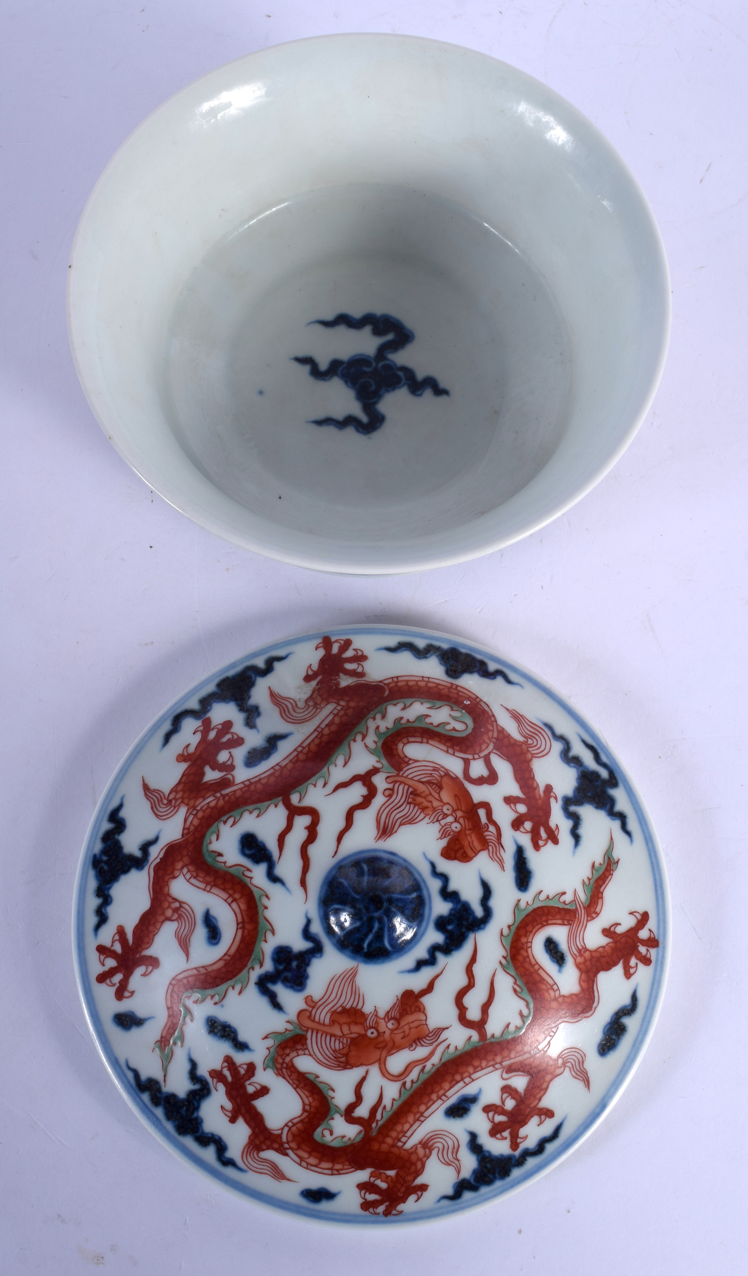 A CHINESE BLUE AND WHITE PORCELAIN BOWL AND COVER 20th Century, painted with dragons amongst clouds. - Image 3 of 4