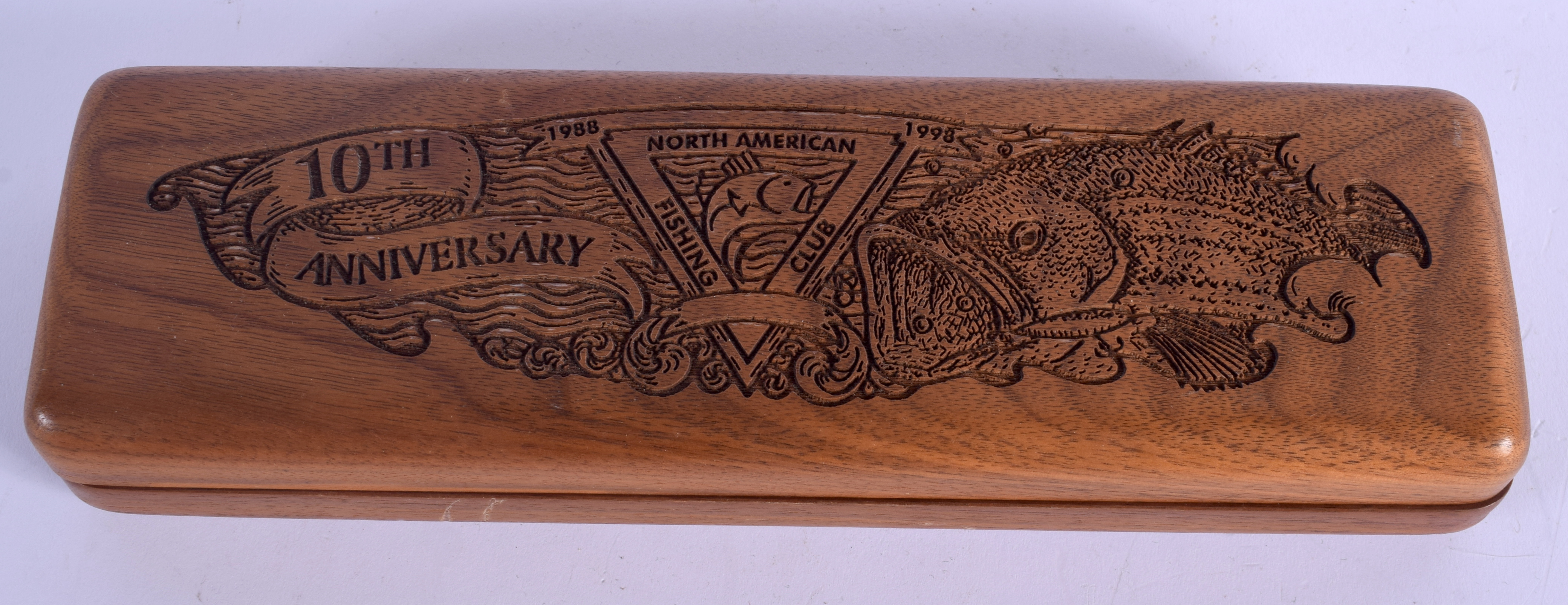 A BOXED SCHRADER NORTH AMERICAN FISHING CLUB KNIFE. Box 25 cm wide. - Image 2 of 10