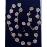 AN UNUSUAL DESIGNER SILVER GILT DAISY CHAIN NECKLACE with matching earrings. Necklace 60 cm long. (3