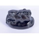 AN UNUSUAL EARLY 20TH CENTURY CHINESE CARVED AGATE FIGURE OF CATS Late Qing. 3.5 cm x 3 cm.