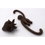 A Japanese small bronze strawberry and a monkey 15cm (2).