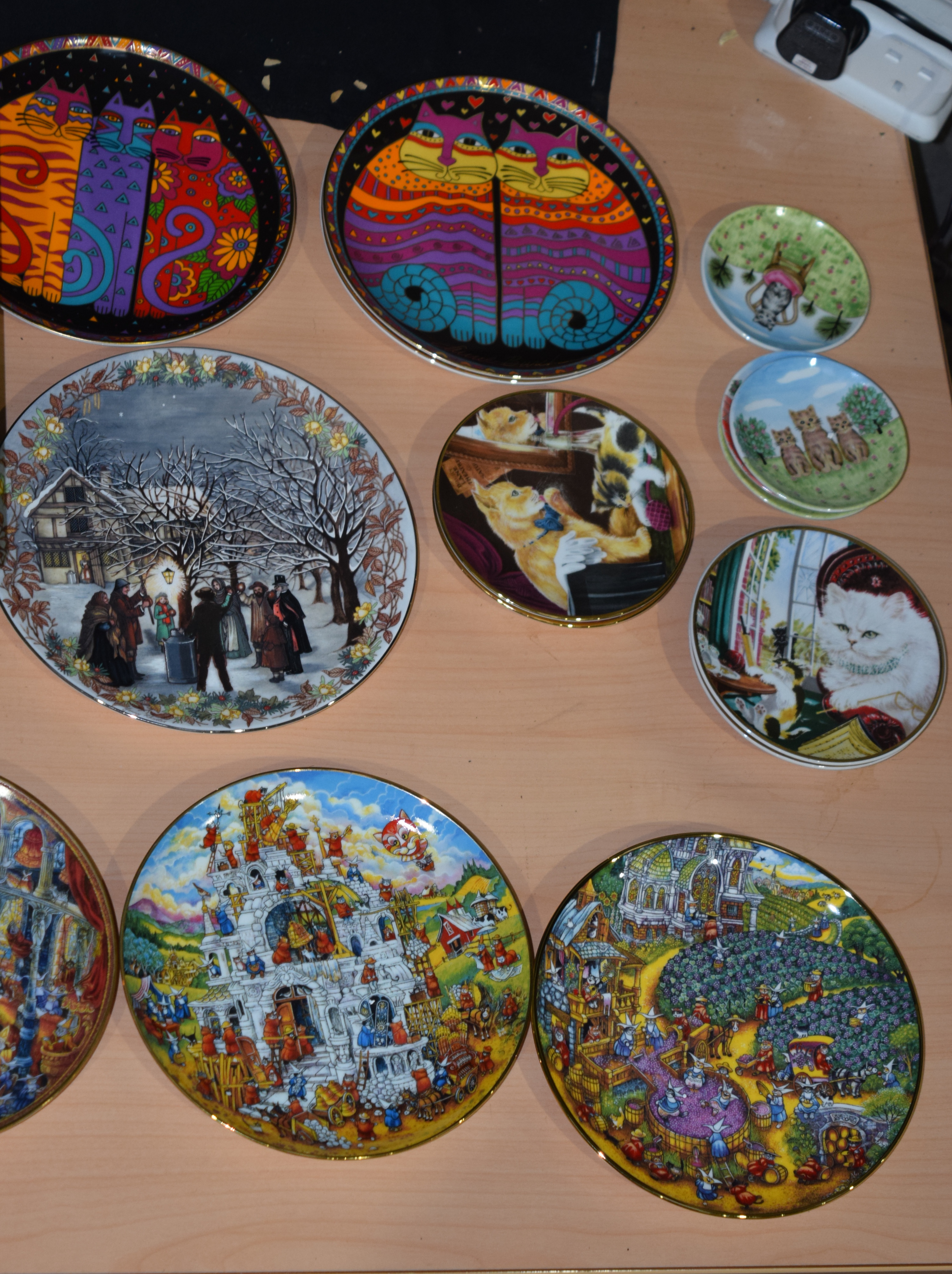 A large group of collectors plates many cat related Qty. - Image 4 of 13