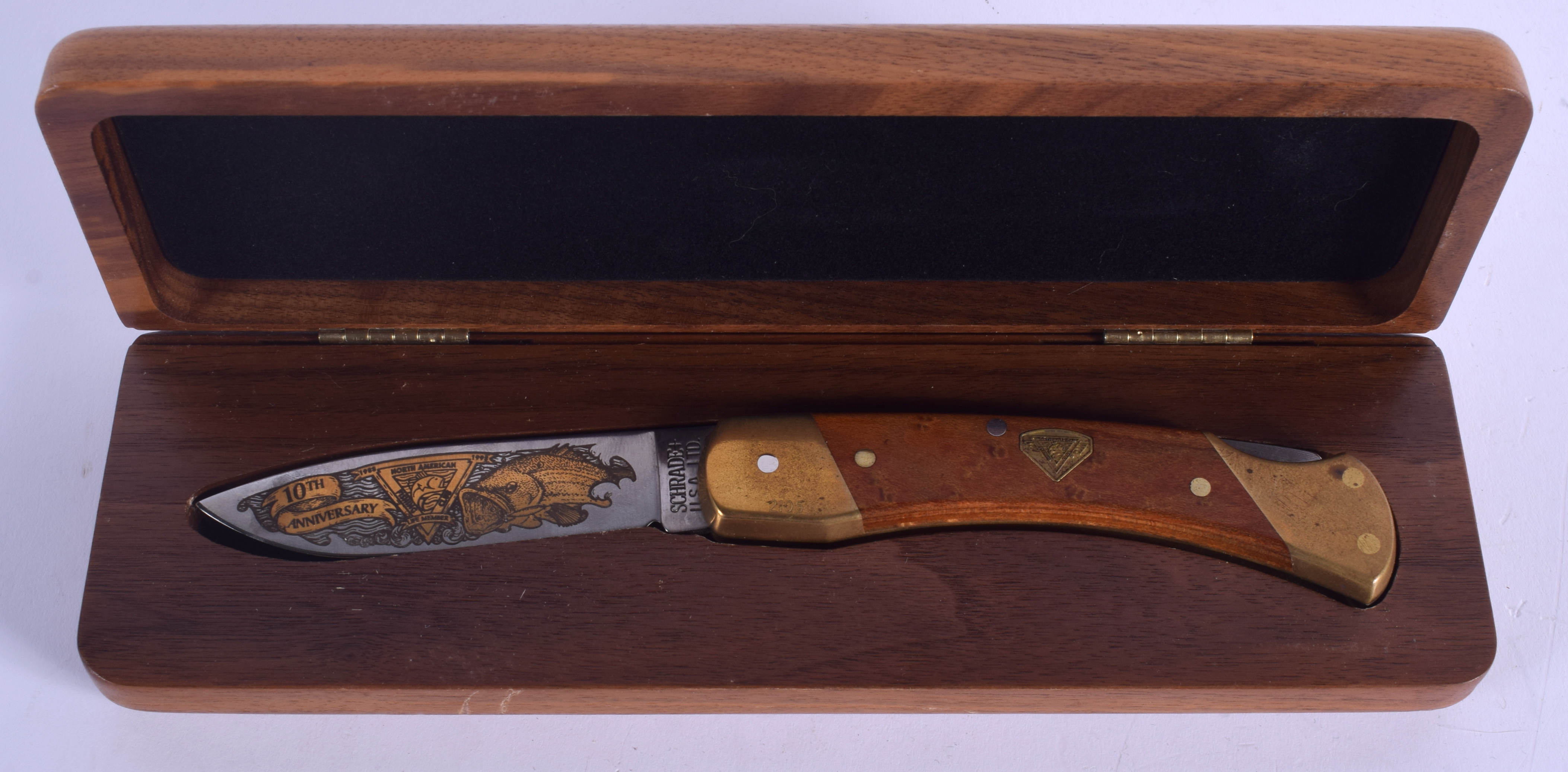 A BOXED SCHRADER NORTH AMERICAN FISHING CLUB KNIFE. Box 25 cm wide.