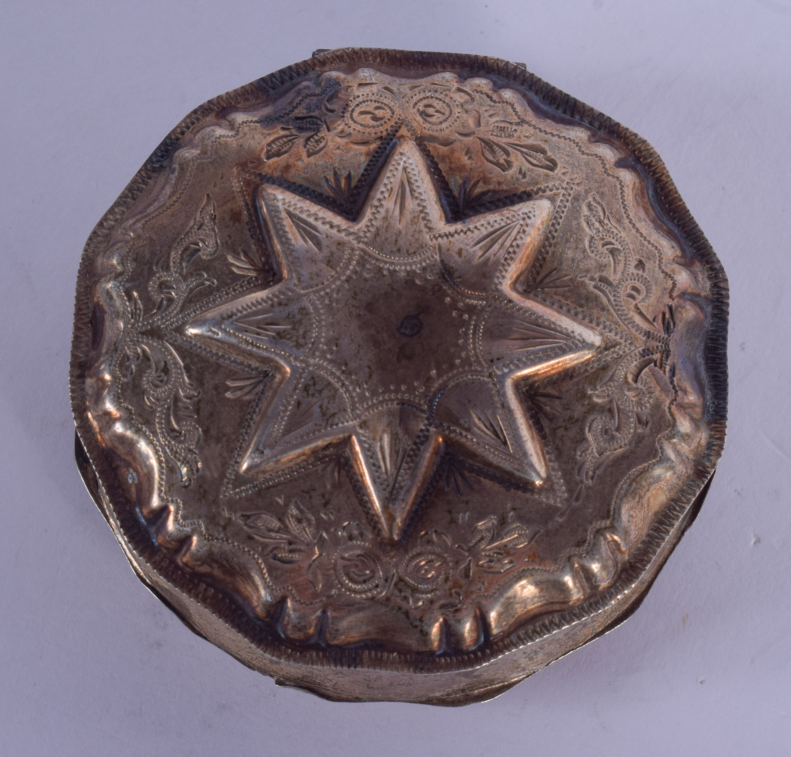 AN ANTIQUE SILVER PATCH BOX. 28 grams. 6 cm wide. - Image 2 of 3